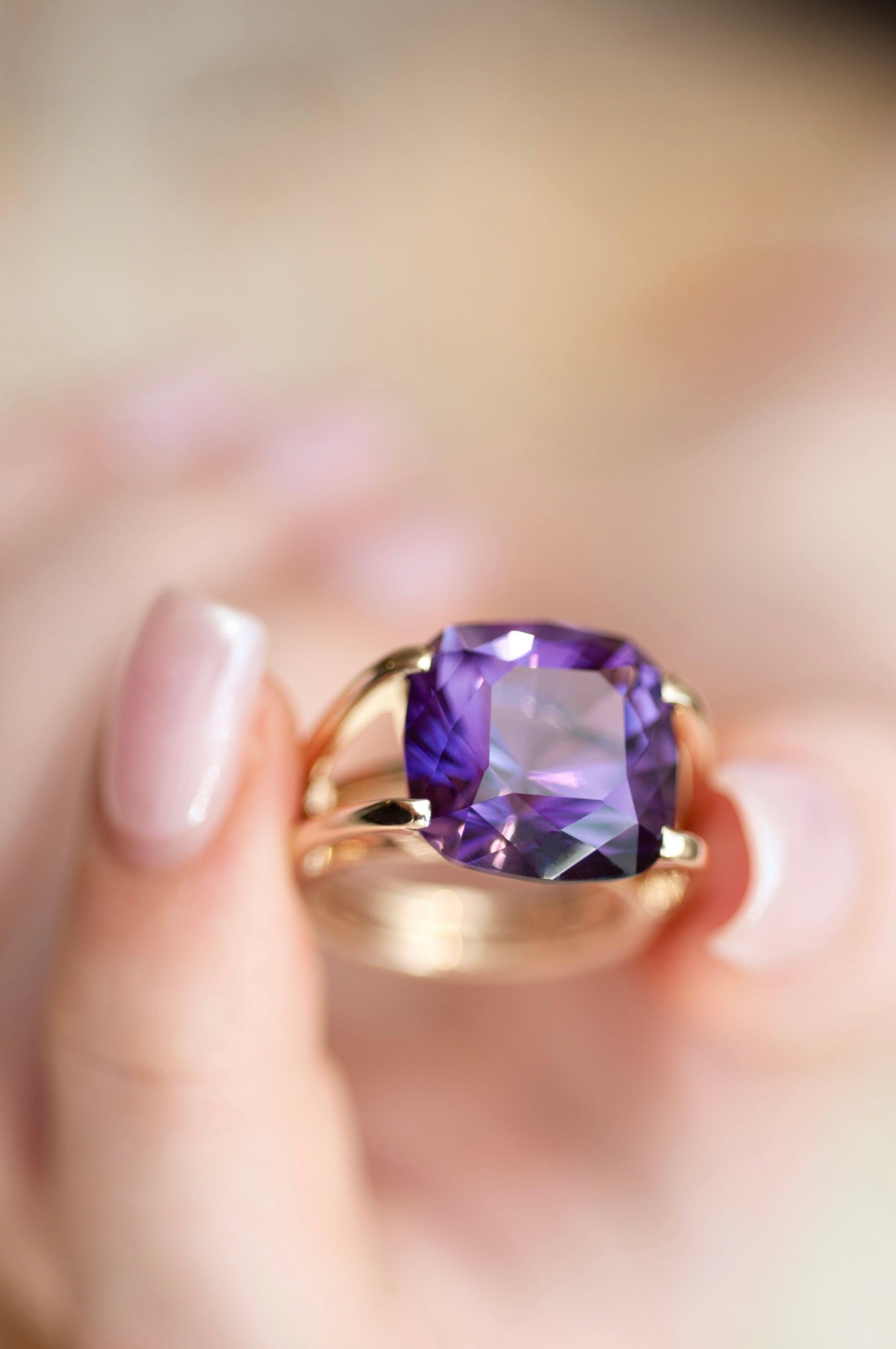 Im Angebot: 12 Karat natürlicher brasilianischer lila Amethyst 14 Karat Gelbgold Cocktail-Ring () 7