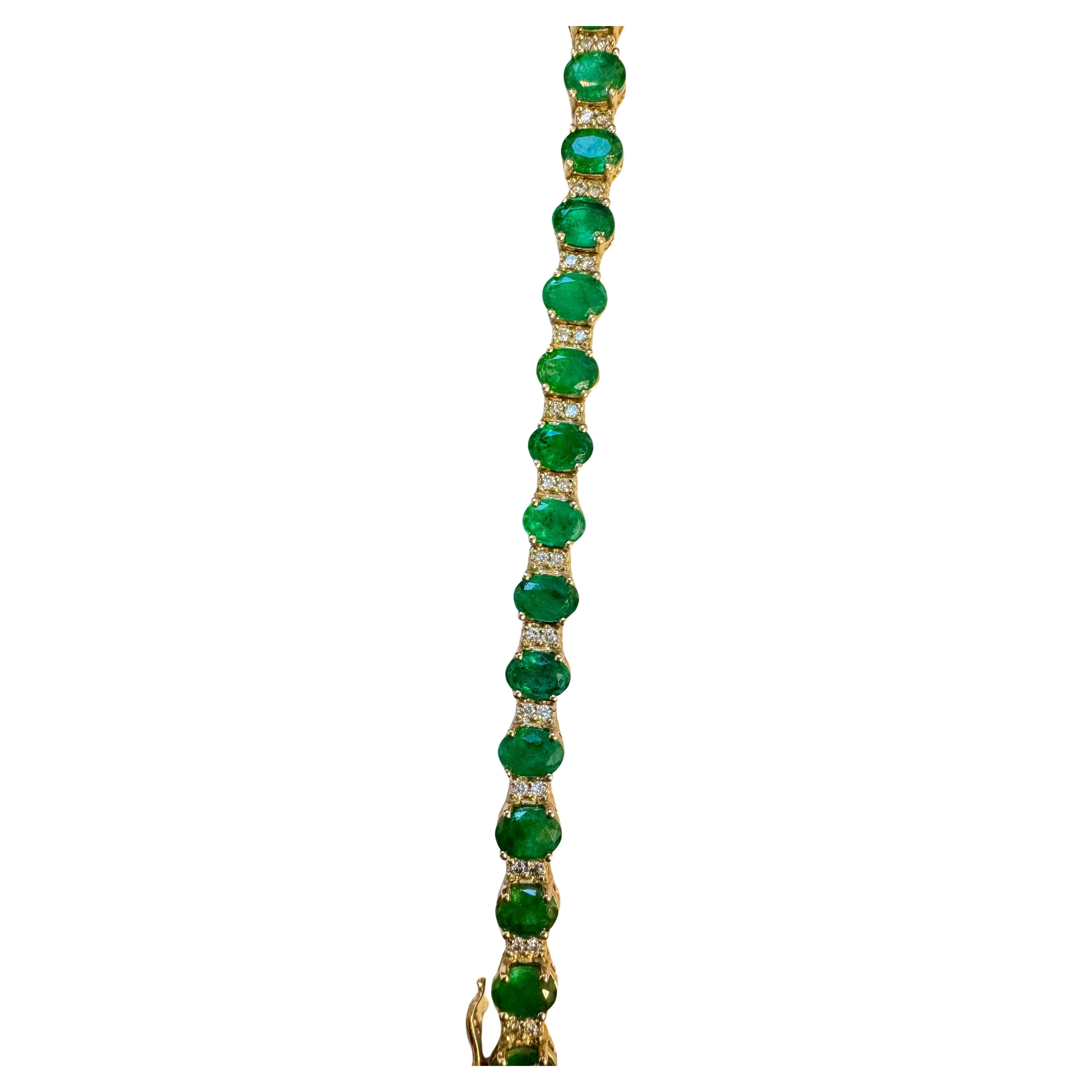 Taille ovale Bracelet tennis en or jaune 14 carats, émeraude naturelle de 12 carats et diamants de 1 carat en vente