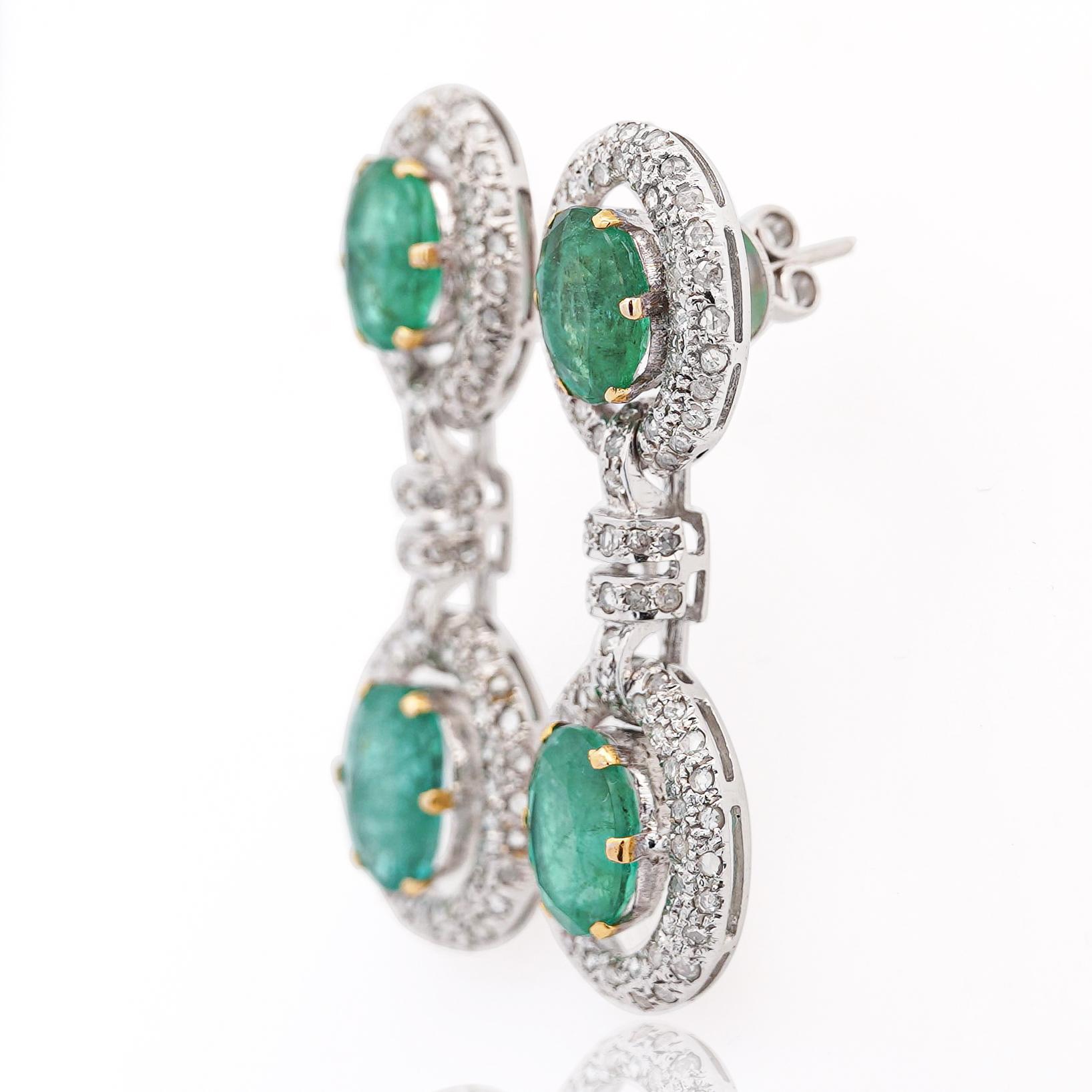 12 Karat natürlicher ovaler Smaragd & Diamant-Tropfen-Ohrringe aus 18 Karat Weißgold mit Rosenschliff (Ovalschliff) im Angebot