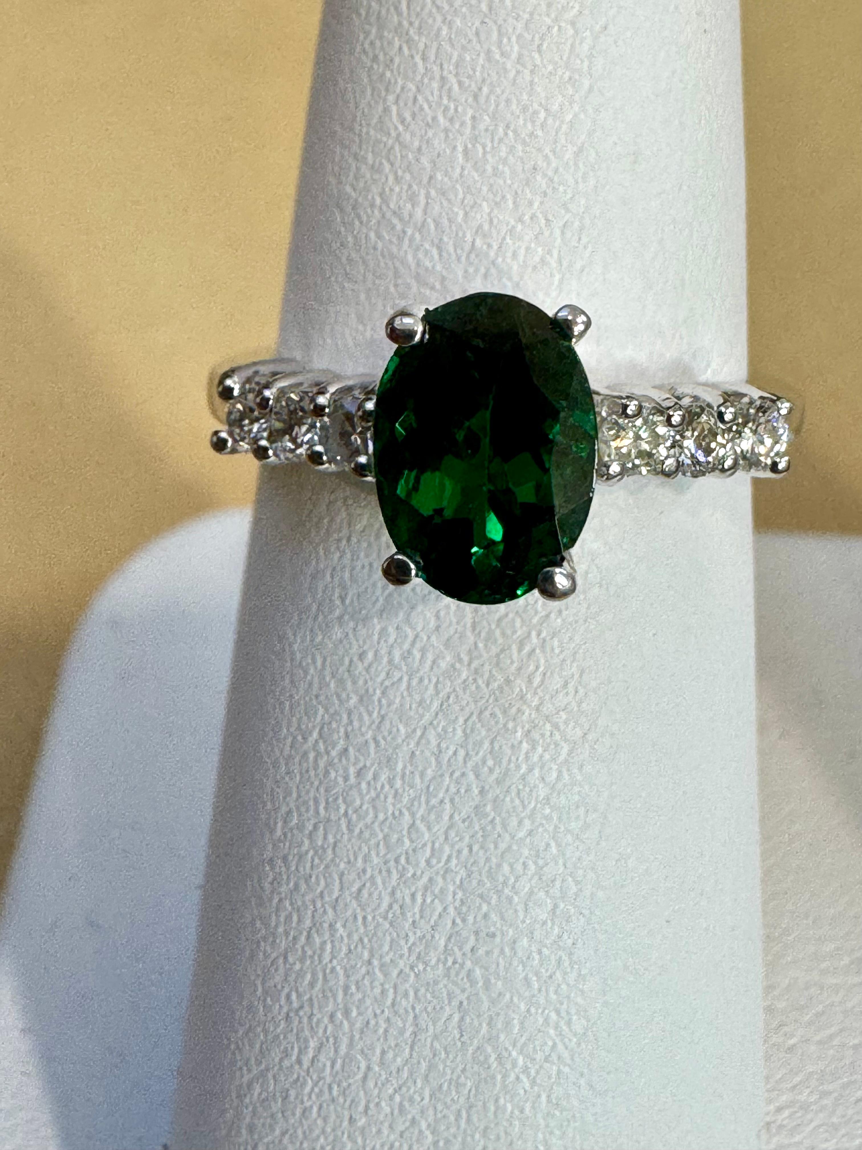 Tourmaline verte ovale naturelle de 1,2 carat + diamant  Bague en or jaune 14 carats en vente 5