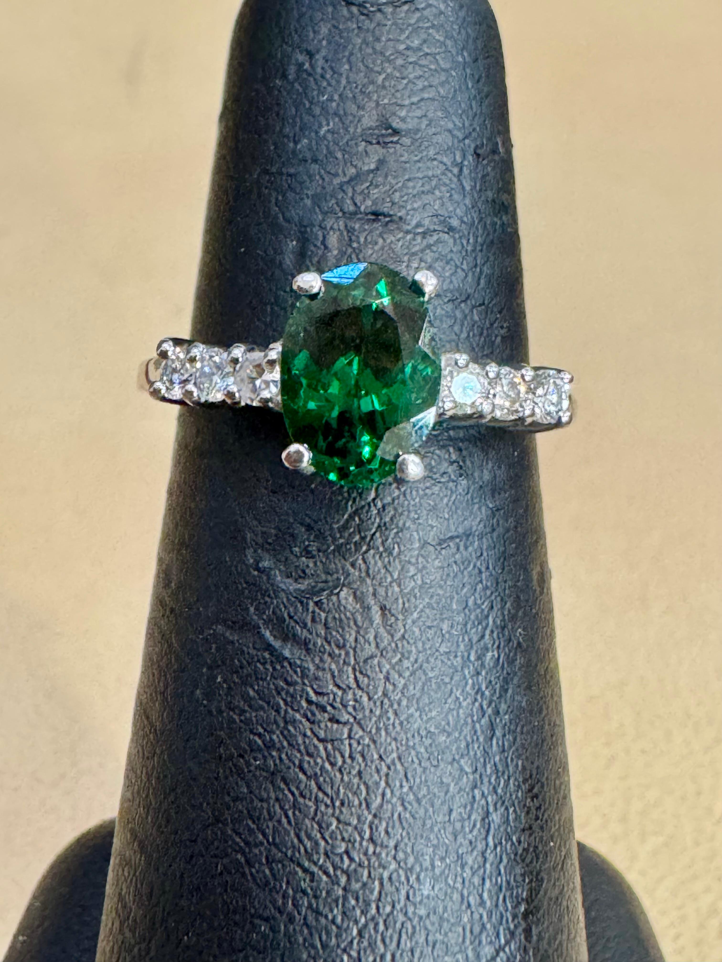 Tourmaline verte ovale naturelle de 1,2 carat + diamant  Bague en or jaune 14 carats en vente 9