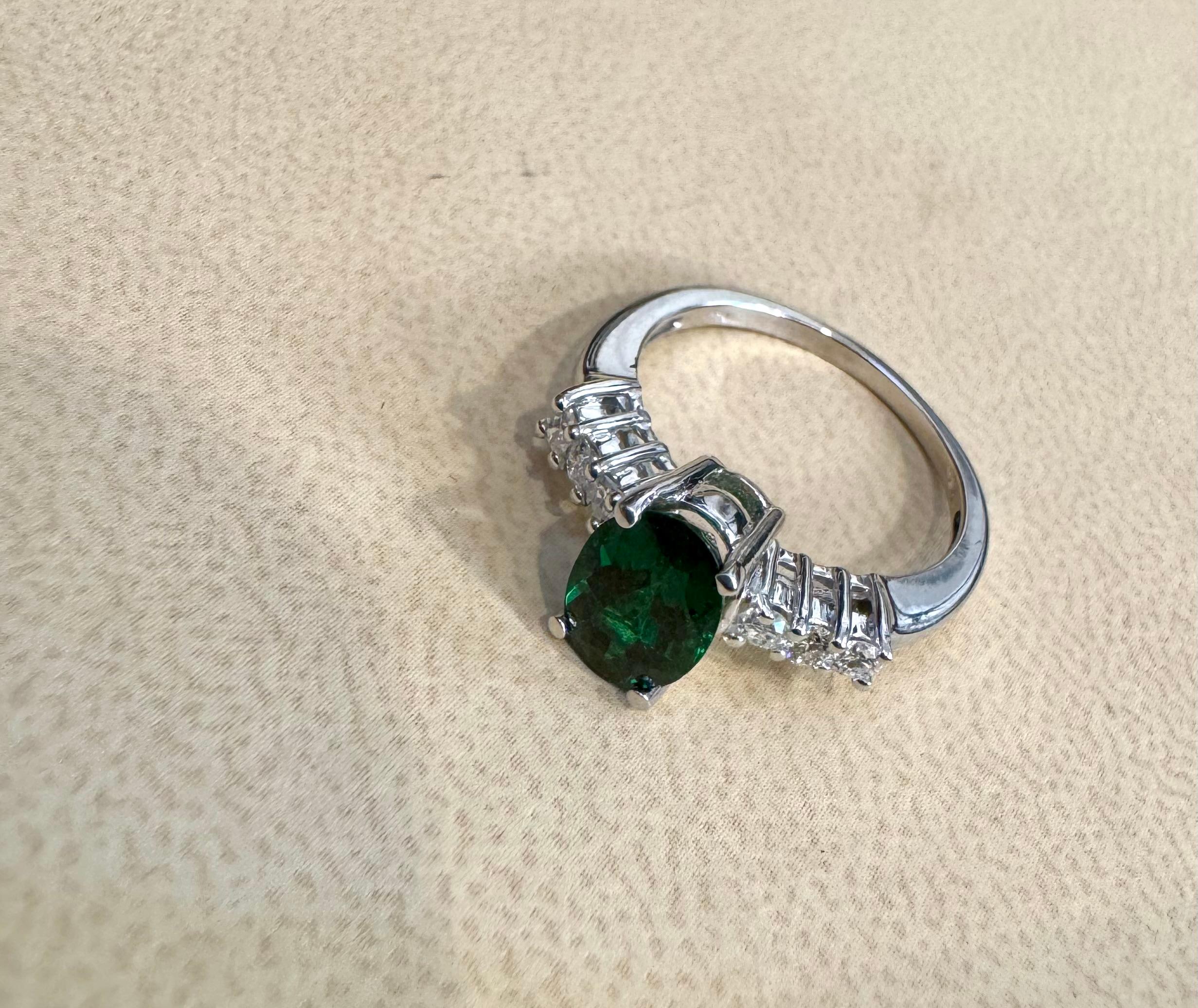 Tourmaline verte ovale naturelle de 1,2 carat + diamant  Bague en or jaune 14 carats
Une bague classique et simple 
Les pierres sont maintenues par 4 griffes
1,2 carat de Nice très propre  Tourmaline verte pleine d'éclat et de brillance 
14  Or 3,0