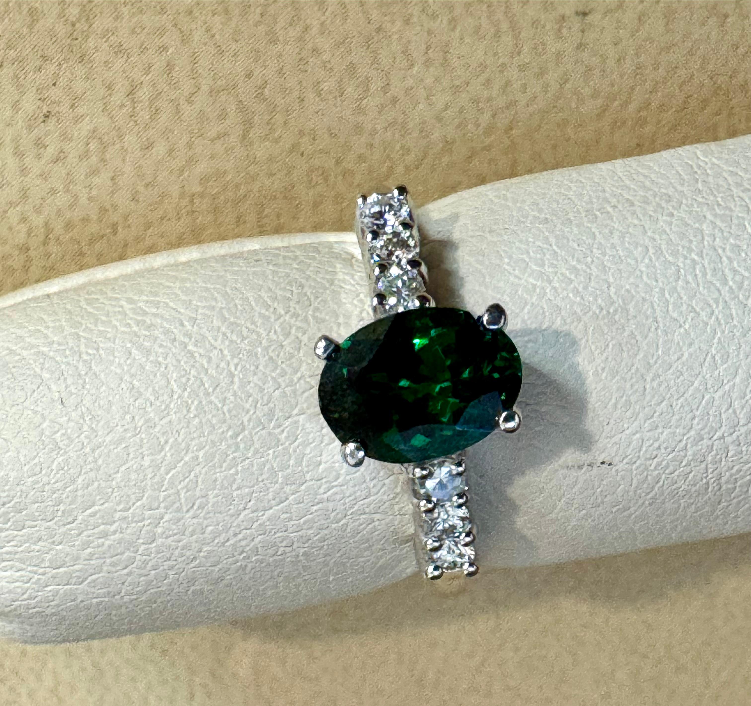 Taille émeraude Tourmaline verte ovale naturelle de 1,2 carat + diamant  Bague en or jaune 14 carats en vente