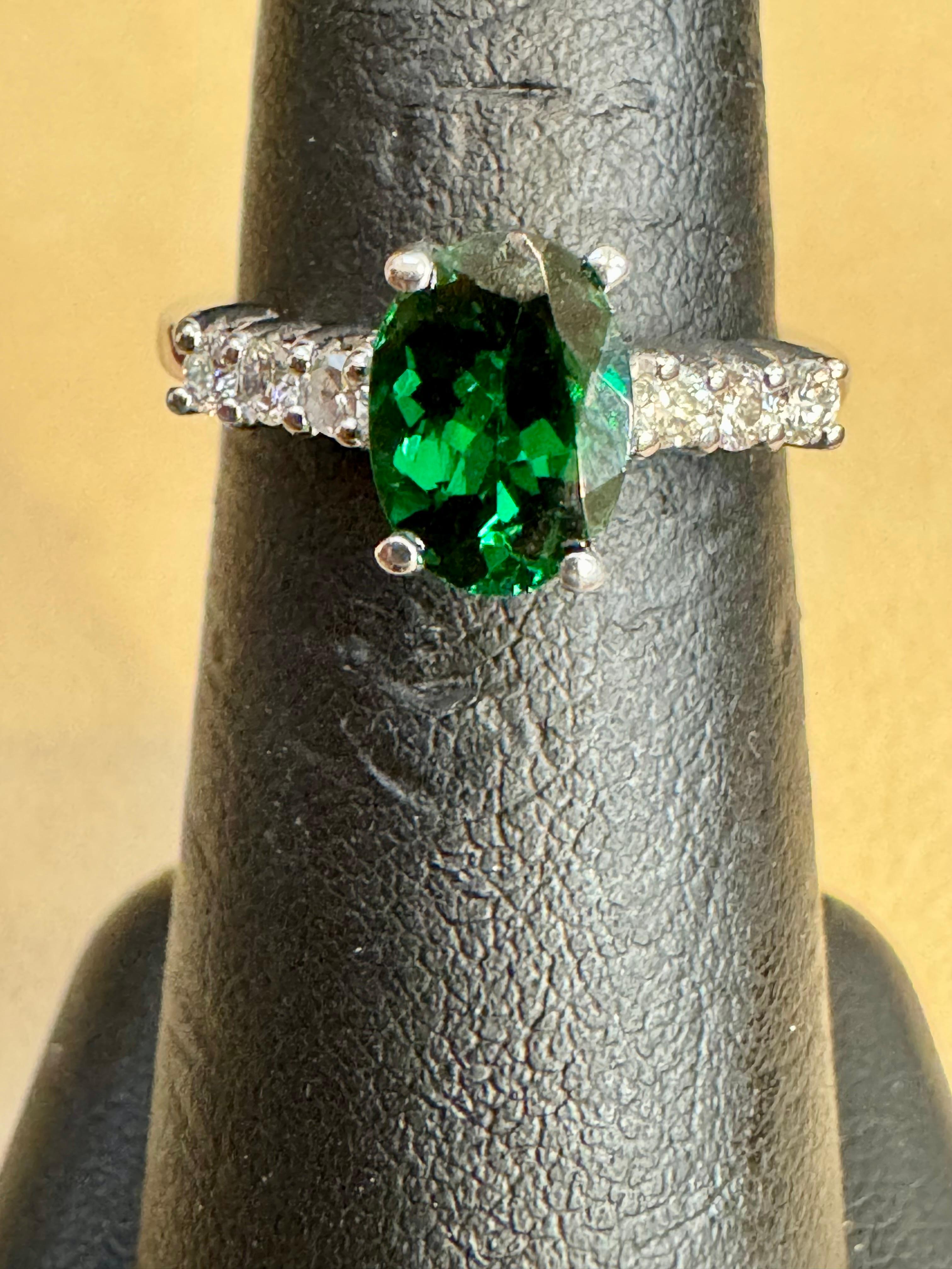 Tourmaline verte ovale naturelle de 1,2 carat + diamant  Bague en or jaune 14 carats en vente 1