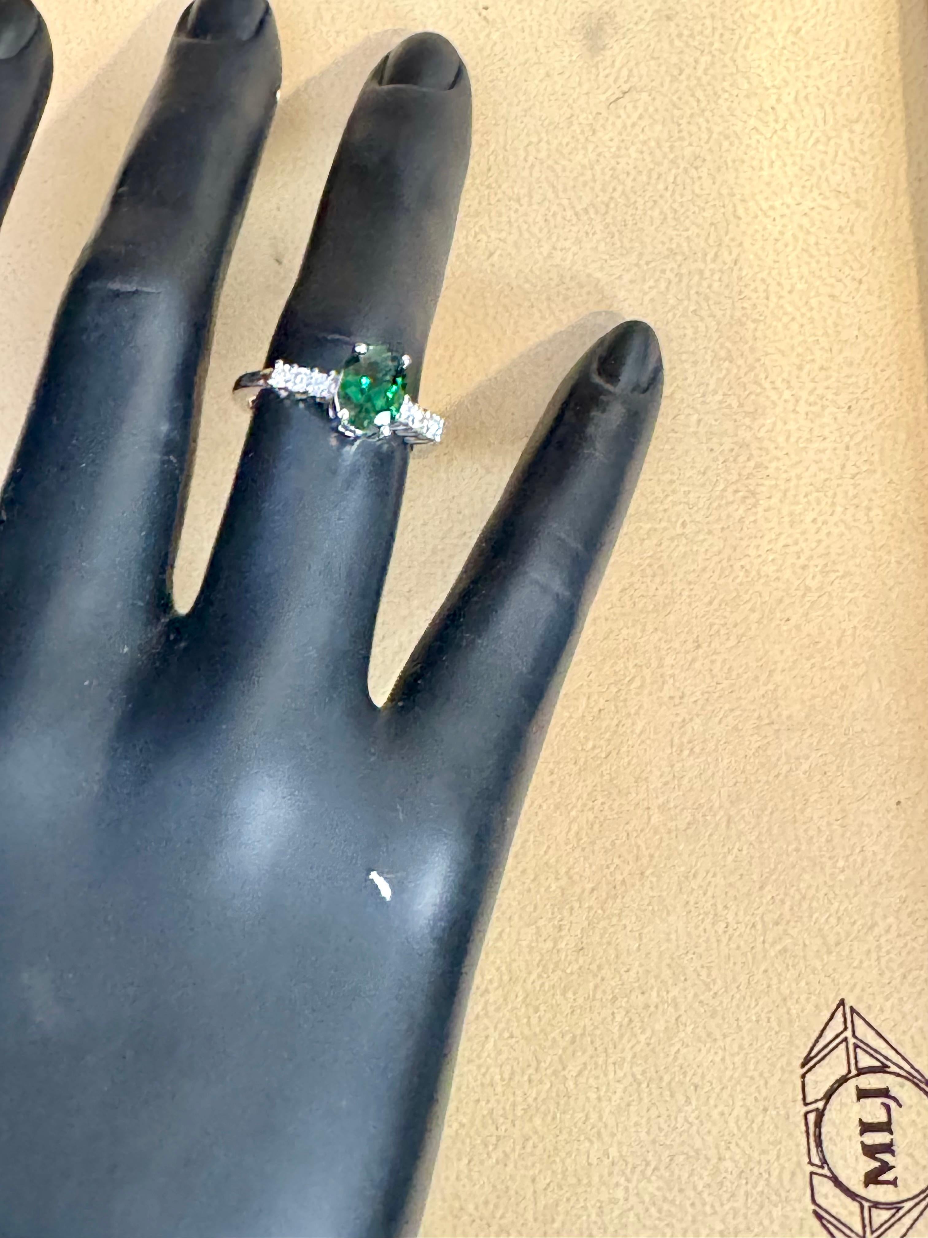 Tourmaline verte ovale naturelle de 1,2 carat + diamant  Bague en or jaune 14 carats en vente 3