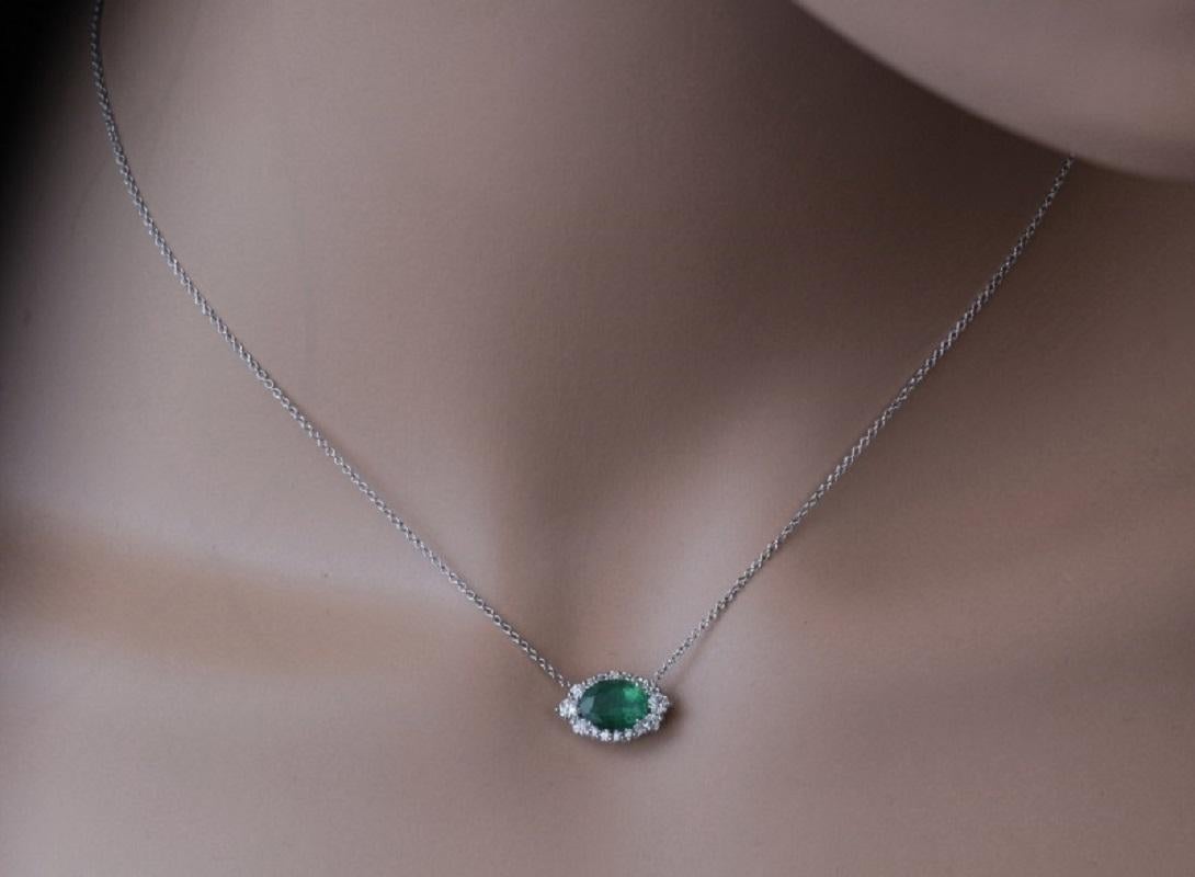 Ciondolo con smeraldo ovale da 1,2 carati e aureola di diamanti da 0,40 carati ref917 in vendita 2