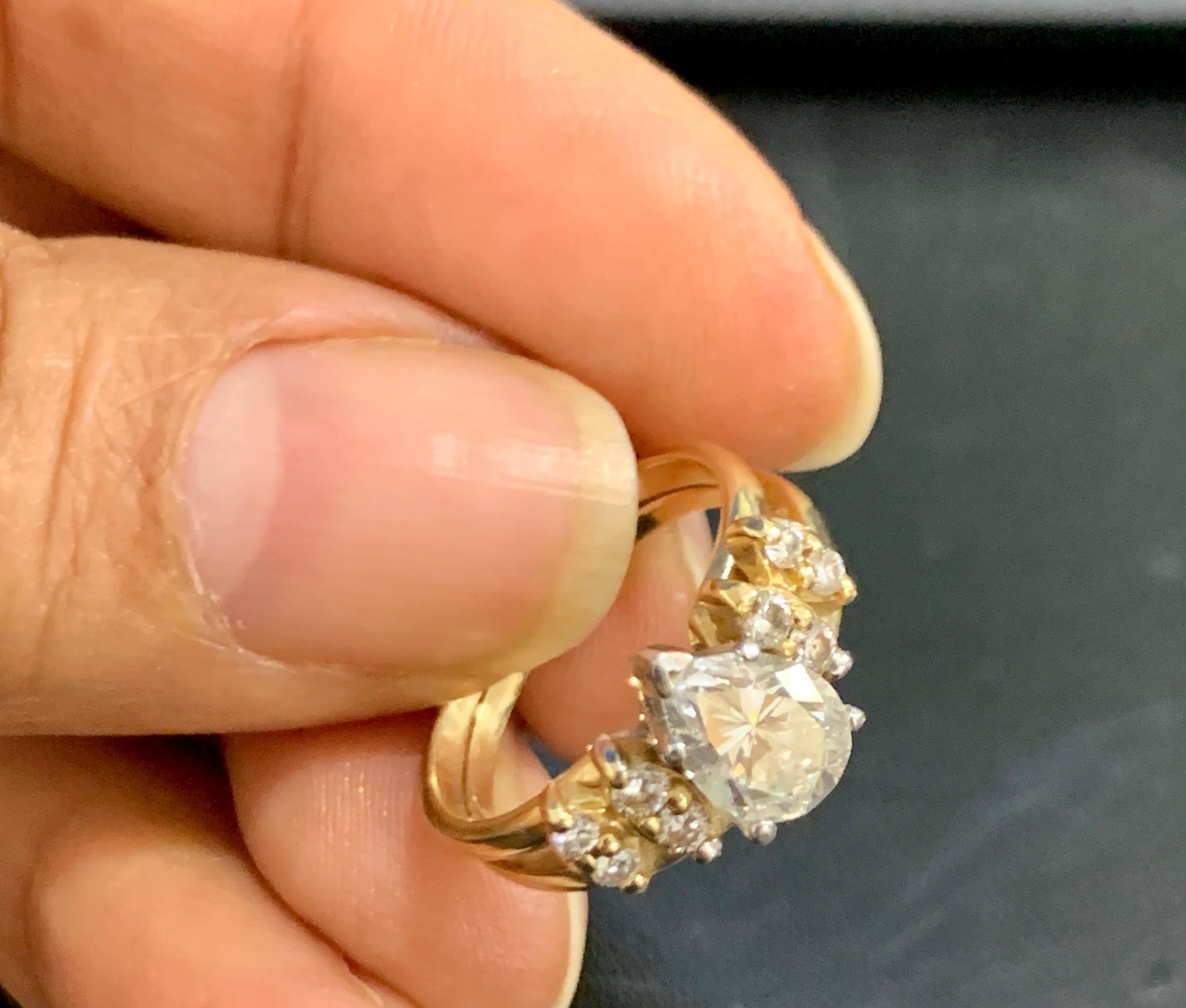 1.0 Carat Pear Shape Center Diamond Engagement 14 Karat Yellow Gold Ring In Excellent Condition For Sale In New York, NY
