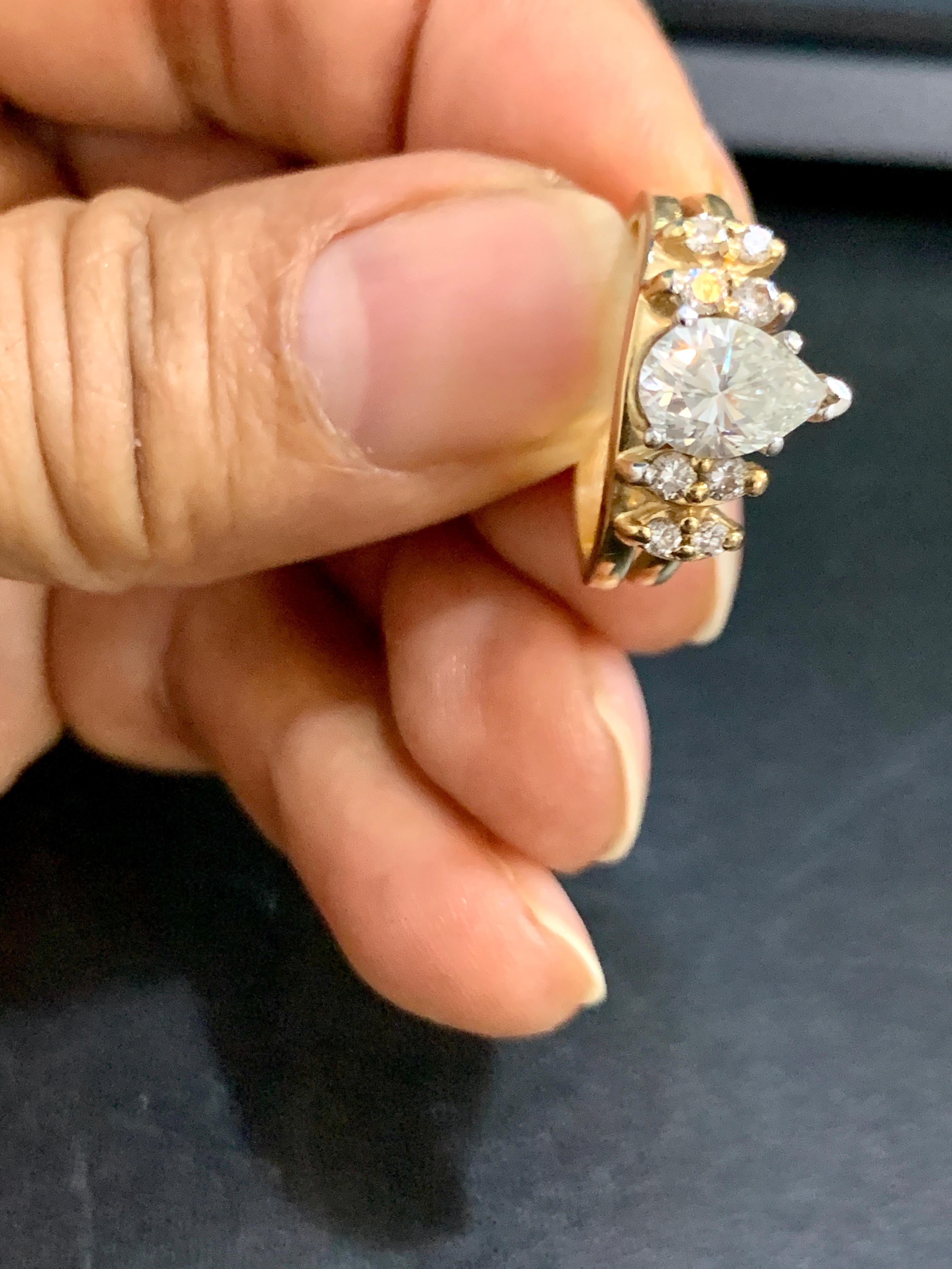 Women's 1.0 Carat Pear Shape Center Diamond Engagement 14 Karat Yellow Gold Ring For Sale