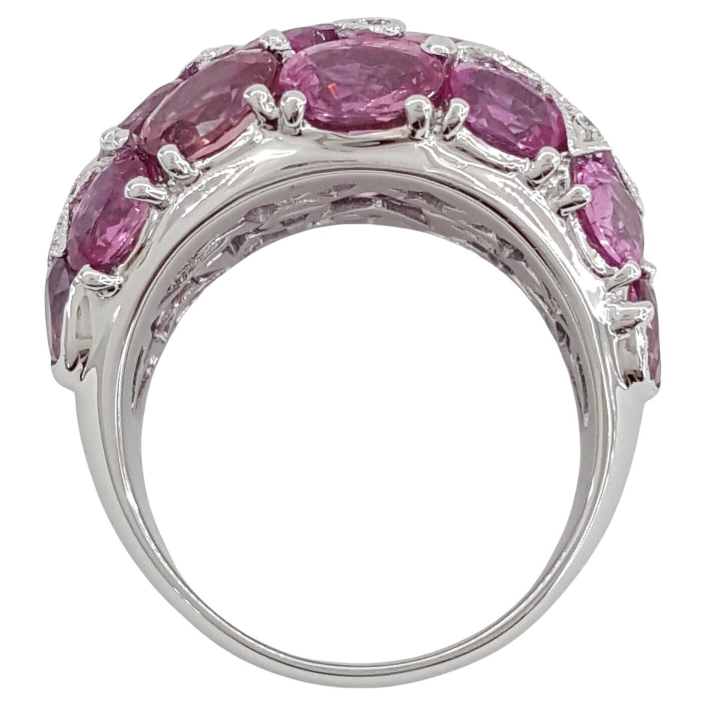 Cette exquise bague Cocktail/Statement en or blanc 18k affiche un poids total de 12,14 carats. Pesant 12,5 grammes et d'une taille de 6,75 (convenant aux tailles de doigt 6,25-6,75 en raison de sa largeur), la bague présente 20 saphirs roses