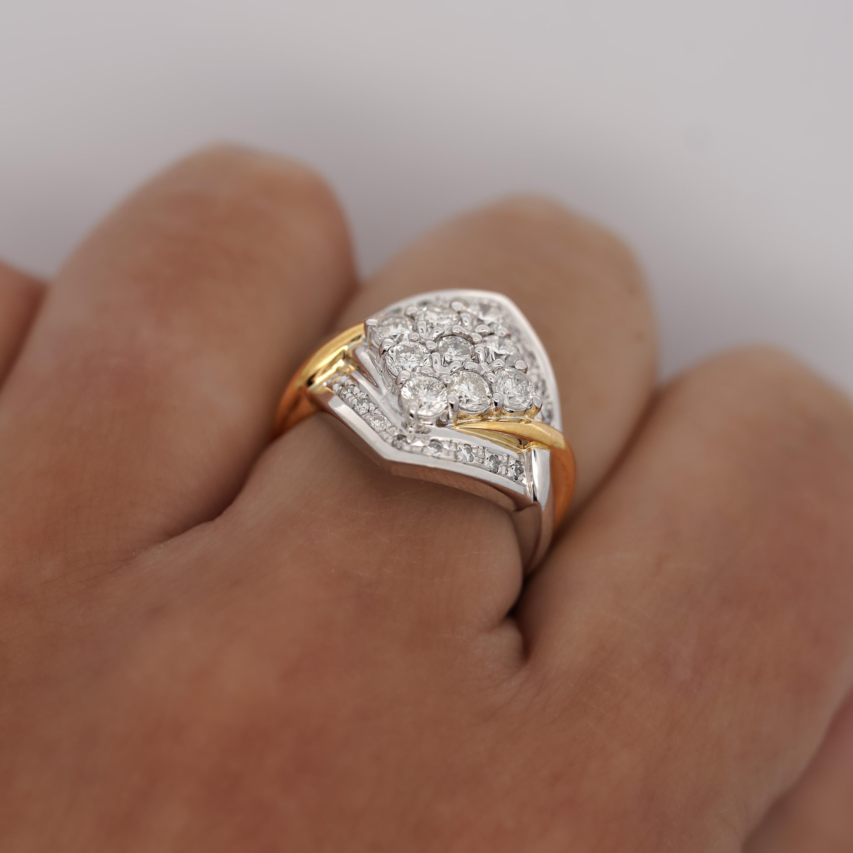 Anello a grappolo retrò da 1,2 carati con diamante taglio rotondo e due toni In condizioni Nuovo in vendita a Miami, FL