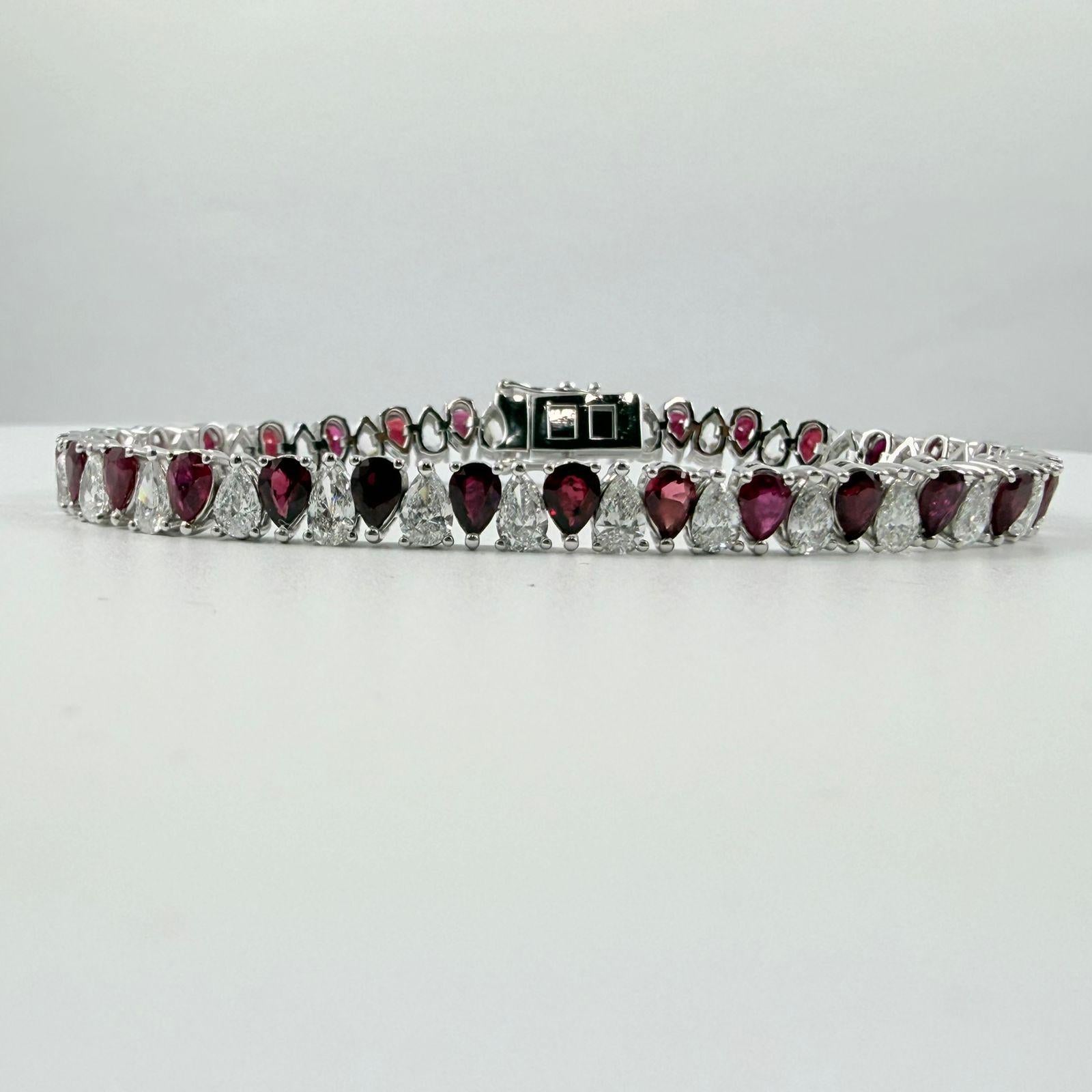Pulsera de tenis en forma de pera con rubíes y diamantes de 12 quilates en oro blanco de 14 quilates Contemporáneo en venta
