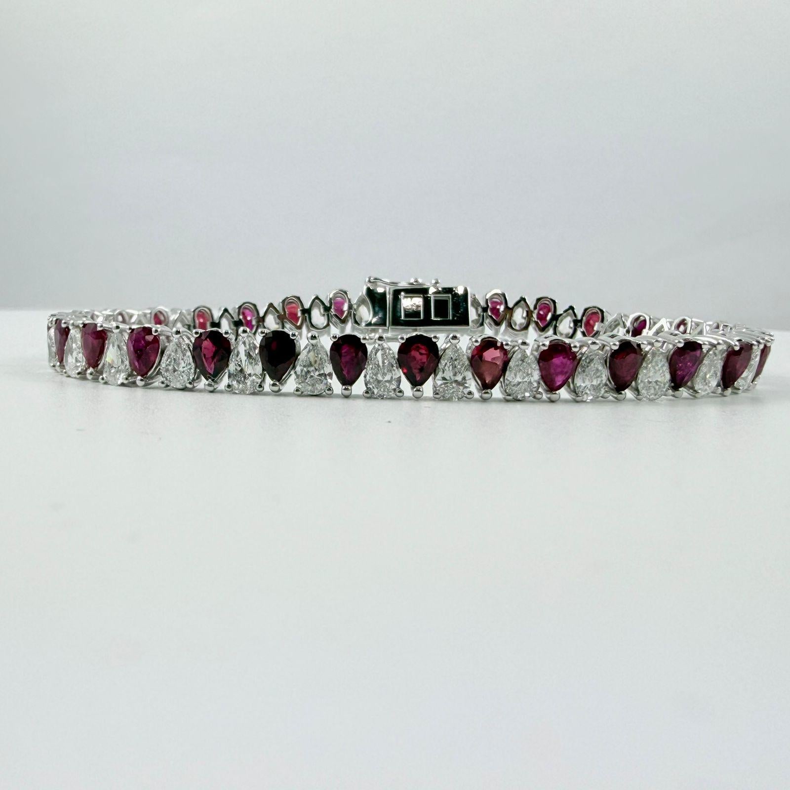Pulsera de tenis en forma de pera con rubíes y diamantes de 12 quilates en oro blanco de 14 quilates en venta 1