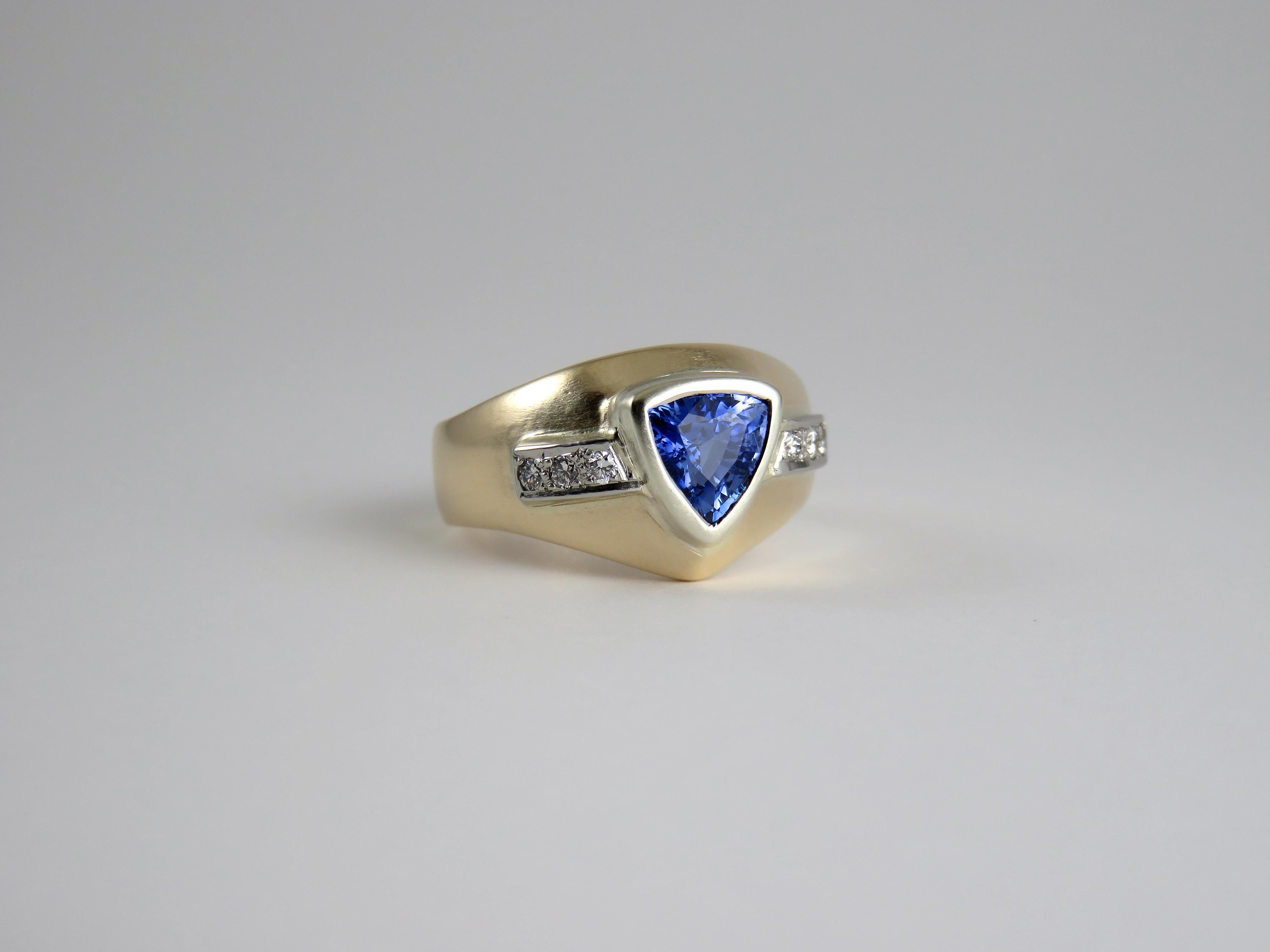 Contemporary 1.2 Carat Trillion Cut Blue Sapphire and Diamond 9k Yellow Gold Ring For Sale