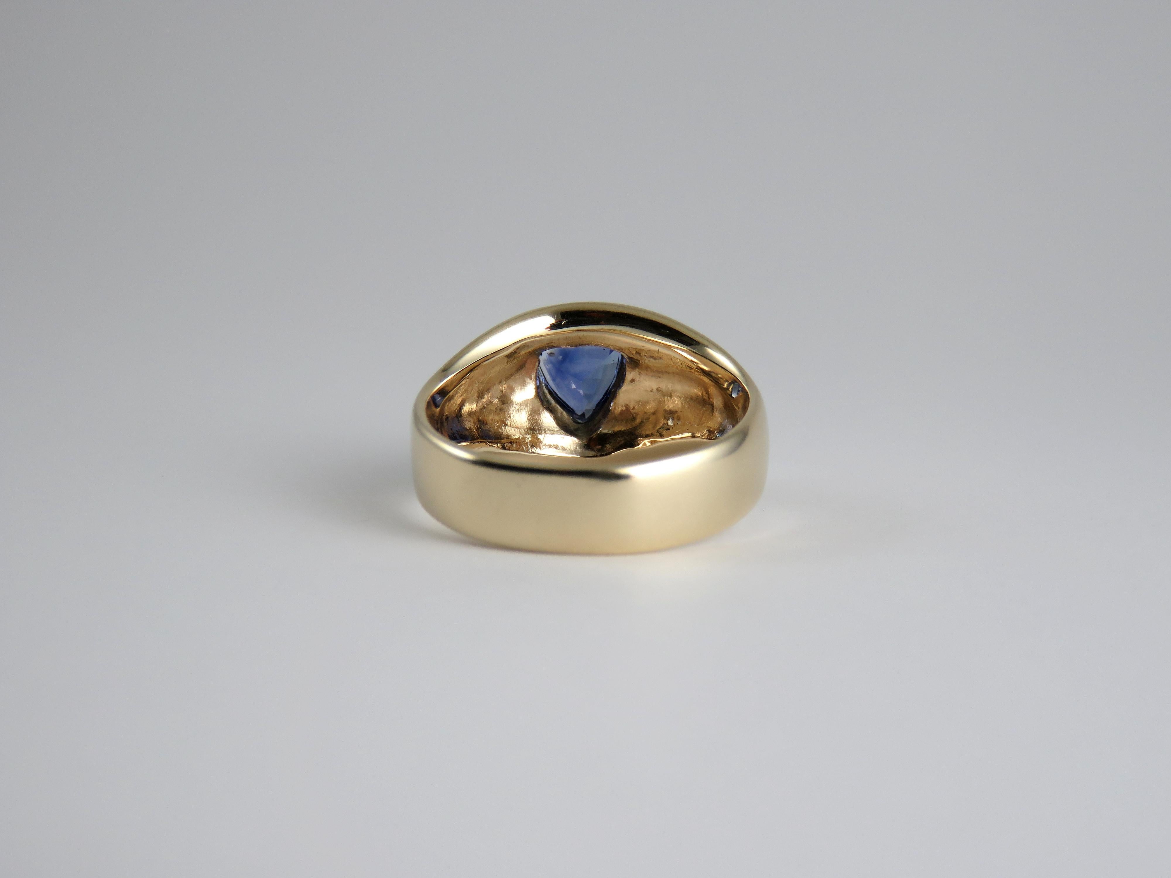 Women's 1.2 Carat Trillion Cut Blue Sapphire and Diamond 9k Yellow Gold Ring For Sale