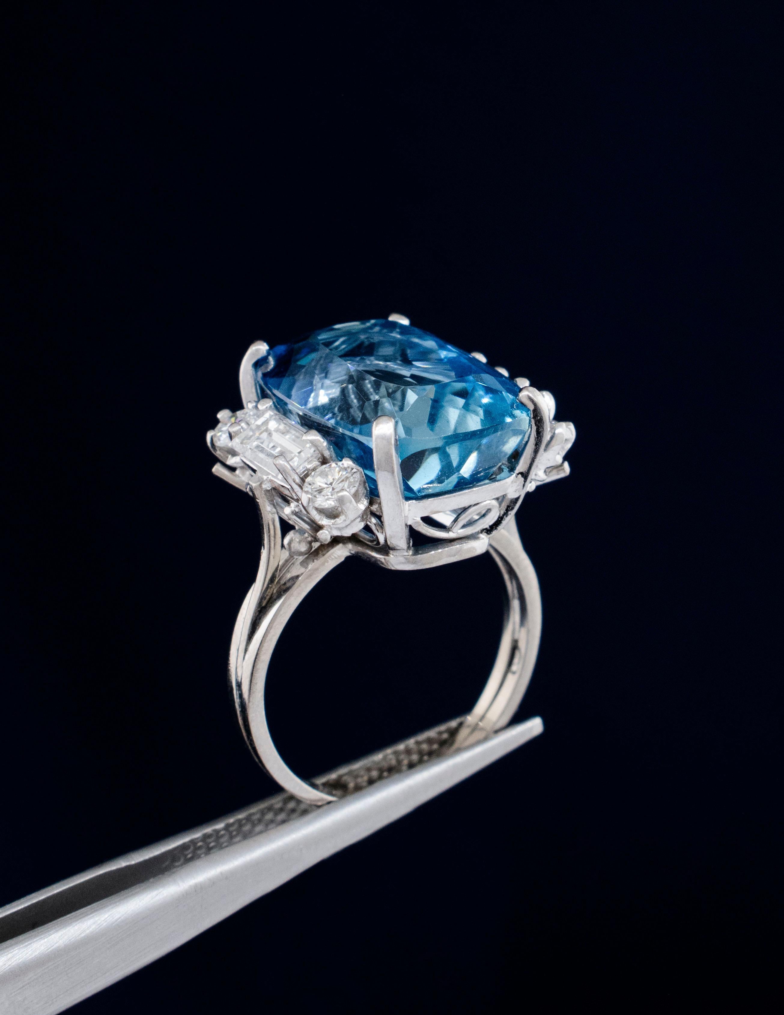 Ein Vintage-Ring aus 18 Karat Weißgold mit einem Aquamarin im Kissenschliff und Diamanten. In der Mitte befindet sich ein feiner brasilianischer Aquamarin mit einem Gewicht von ca. 12 Karat, der die Reinheit VVS (für einen Stein des Typs II), einen