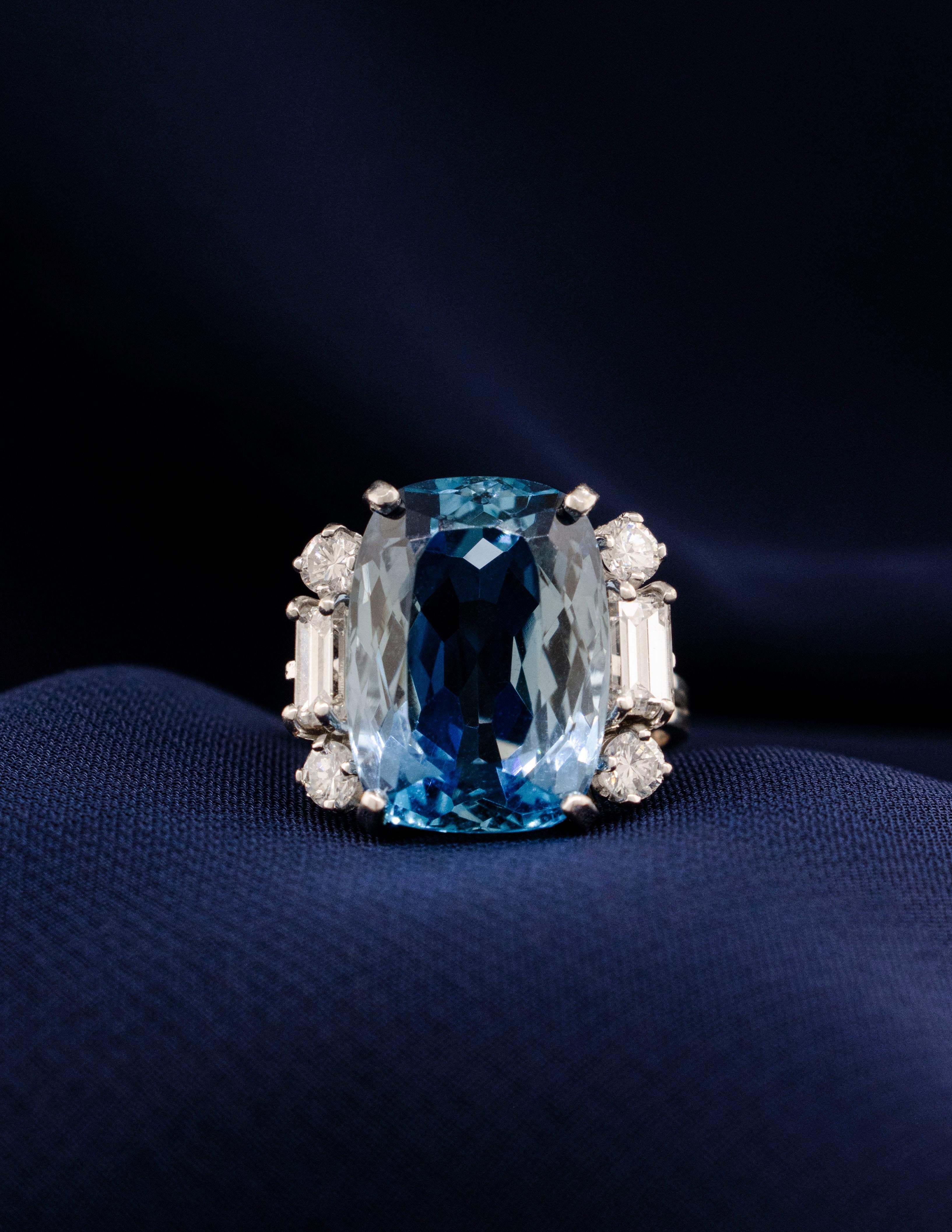 12 Karat Aquamarin im Kissenschliff und Diamanten in einem Ring aus 18 Karat Weißgold (Art déco)