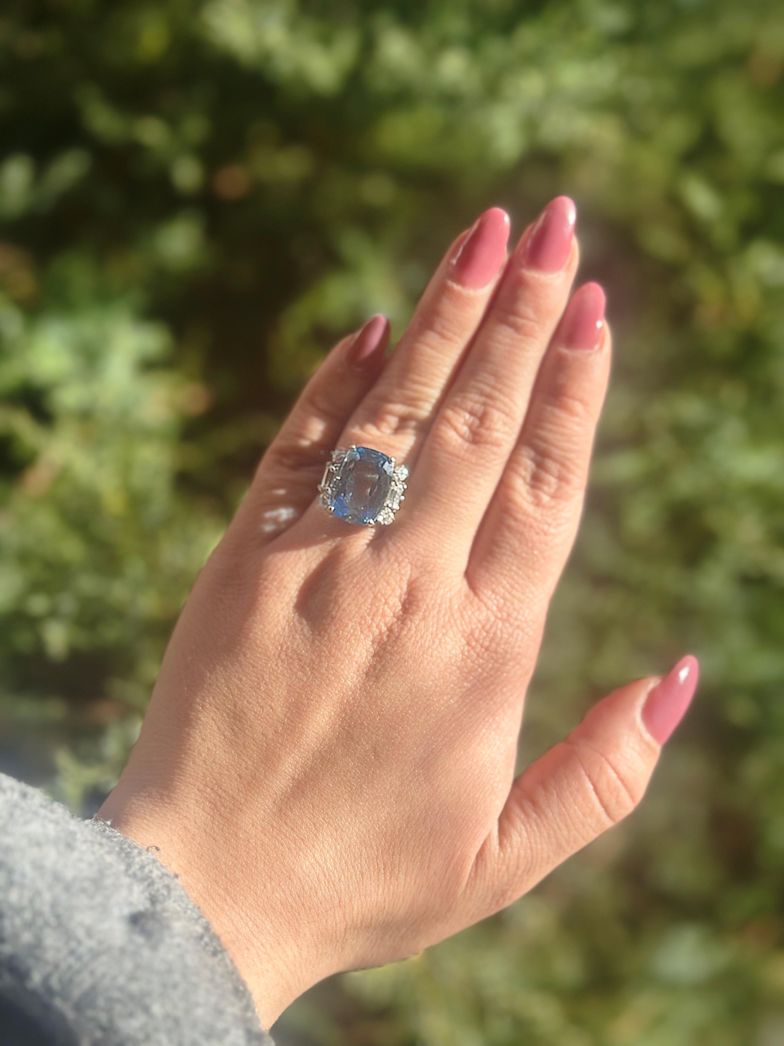 12 Karat Aquamarin im Kissenschliff und Diamanten in einem Ring aus 18 Karat Weißgold im Zustand „Gut“ in Boone, NC