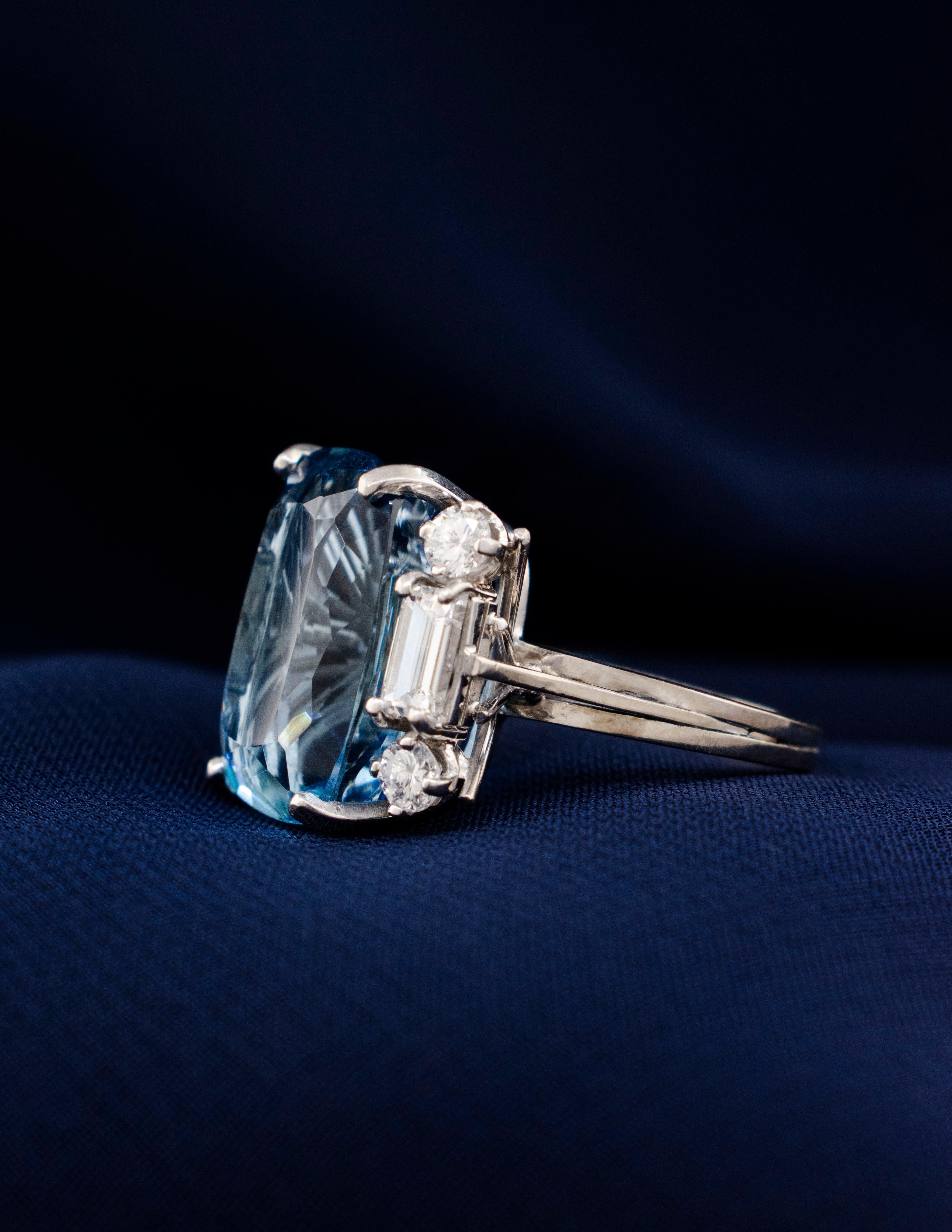 12 Karat Aquamarin im Kissenschliff und Diamanten in einem Ring aus 18 Karat Weißgold Damen