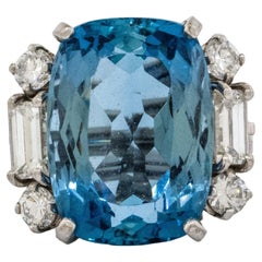 12 Karat Aquamarin im Kissenschliff und Diamanten in einem Ring aus 18 Karat Weißgold