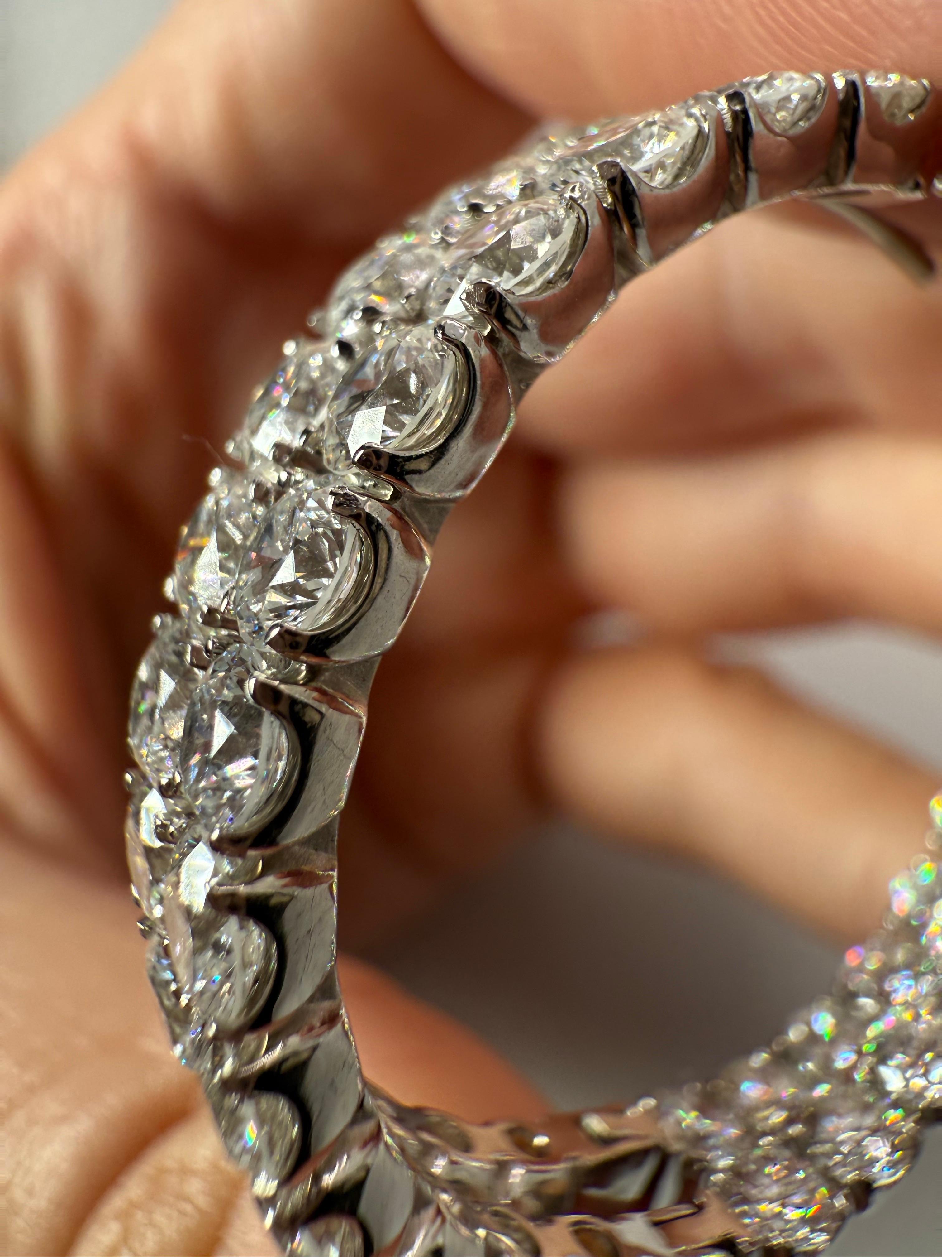 Orecchini a cerchio con diamanti da 12 carati in oro 14KT in vendita 3