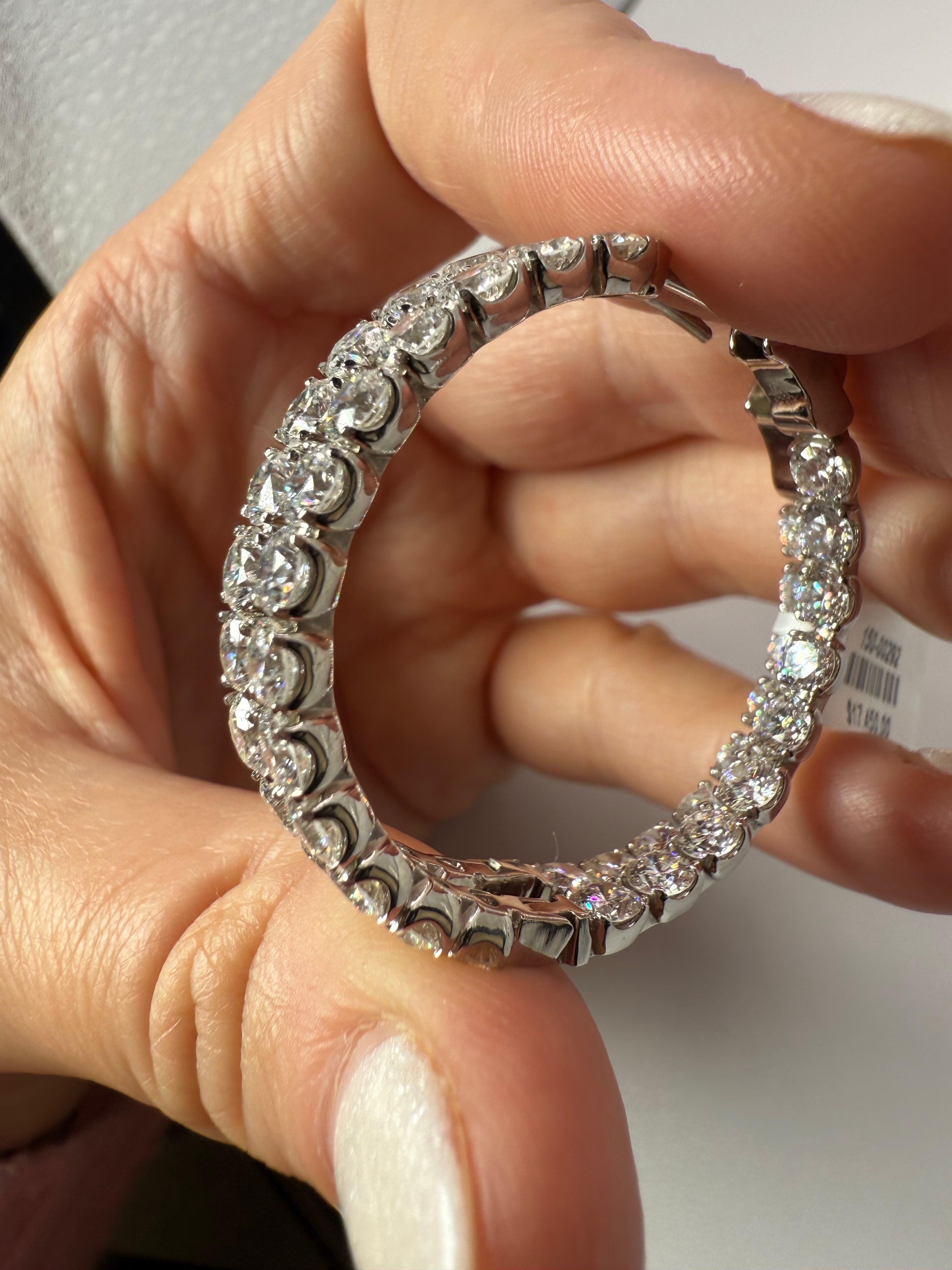 Orecchini a cerchio con diamanti da 12 carati in oro 14KT in vendita 4