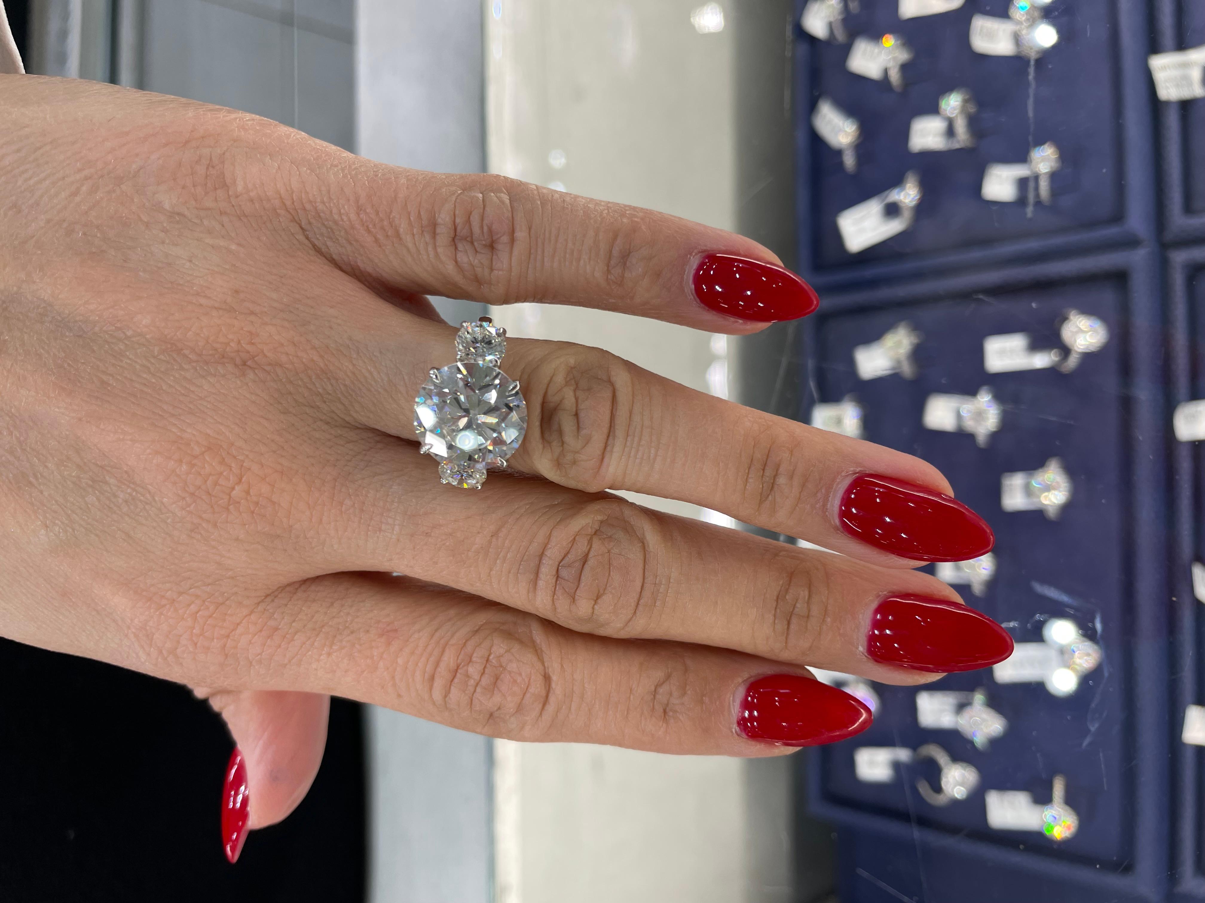 Women's 12 Carats Round Brilliant Diamond Engagement Ring Certified I VVS1 IGI Report For Sale