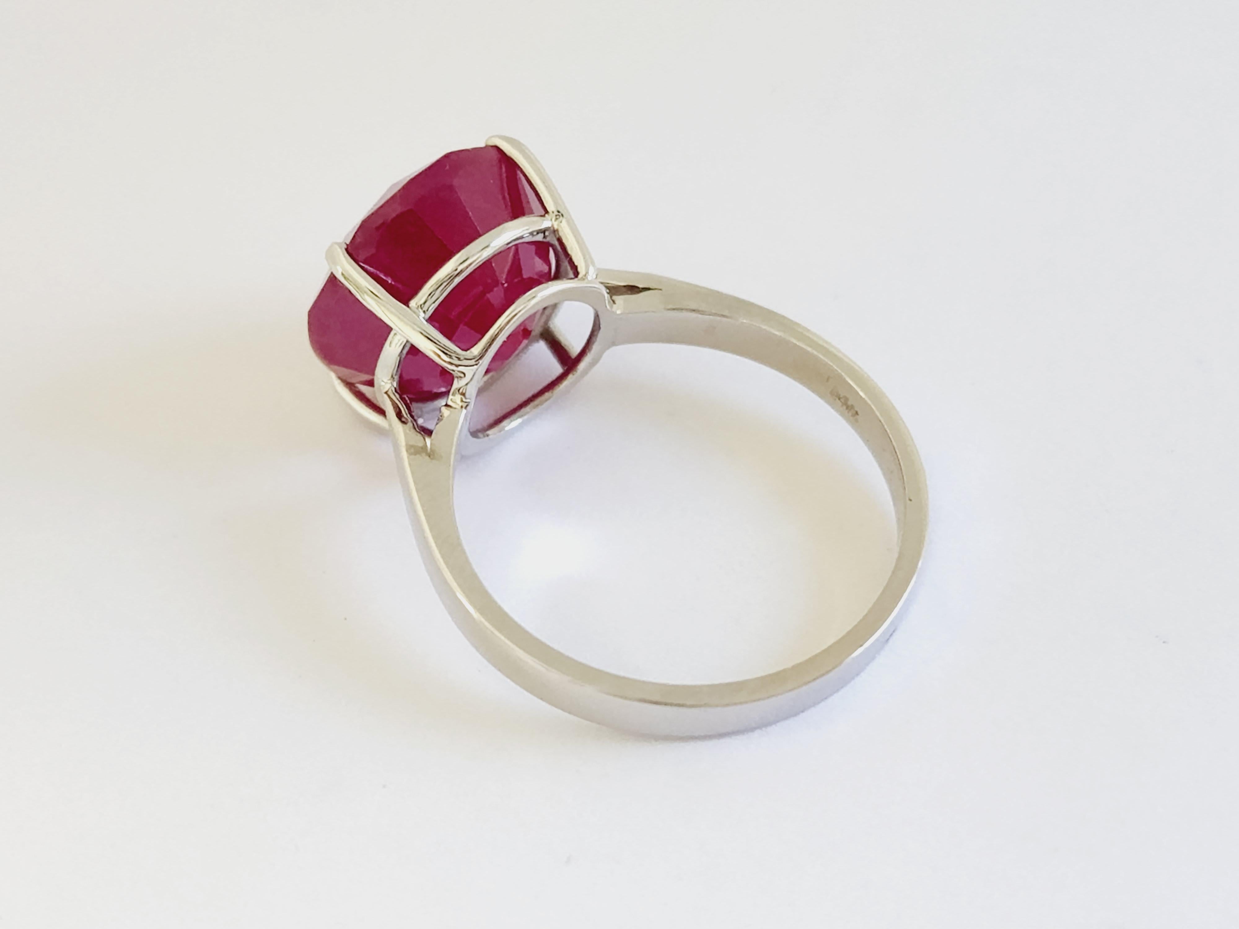 12.02 Carats Ruby Round Classic White Gold Ring 14 Karat In New Condition For Sale In Great Neck, NY