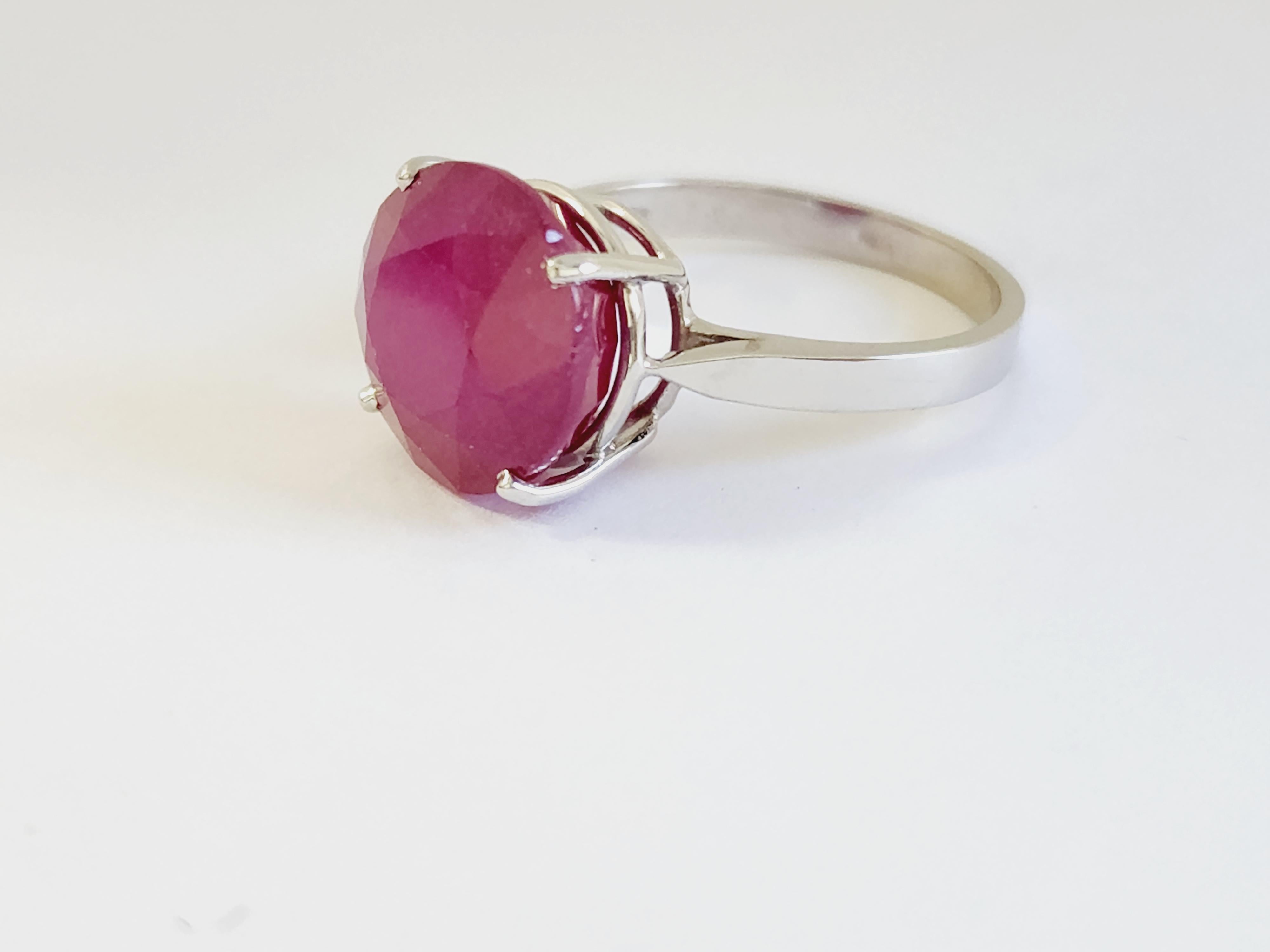 12.02 Carats Ruby Round Classic White Gold Ring 14 Karat For Sale 1