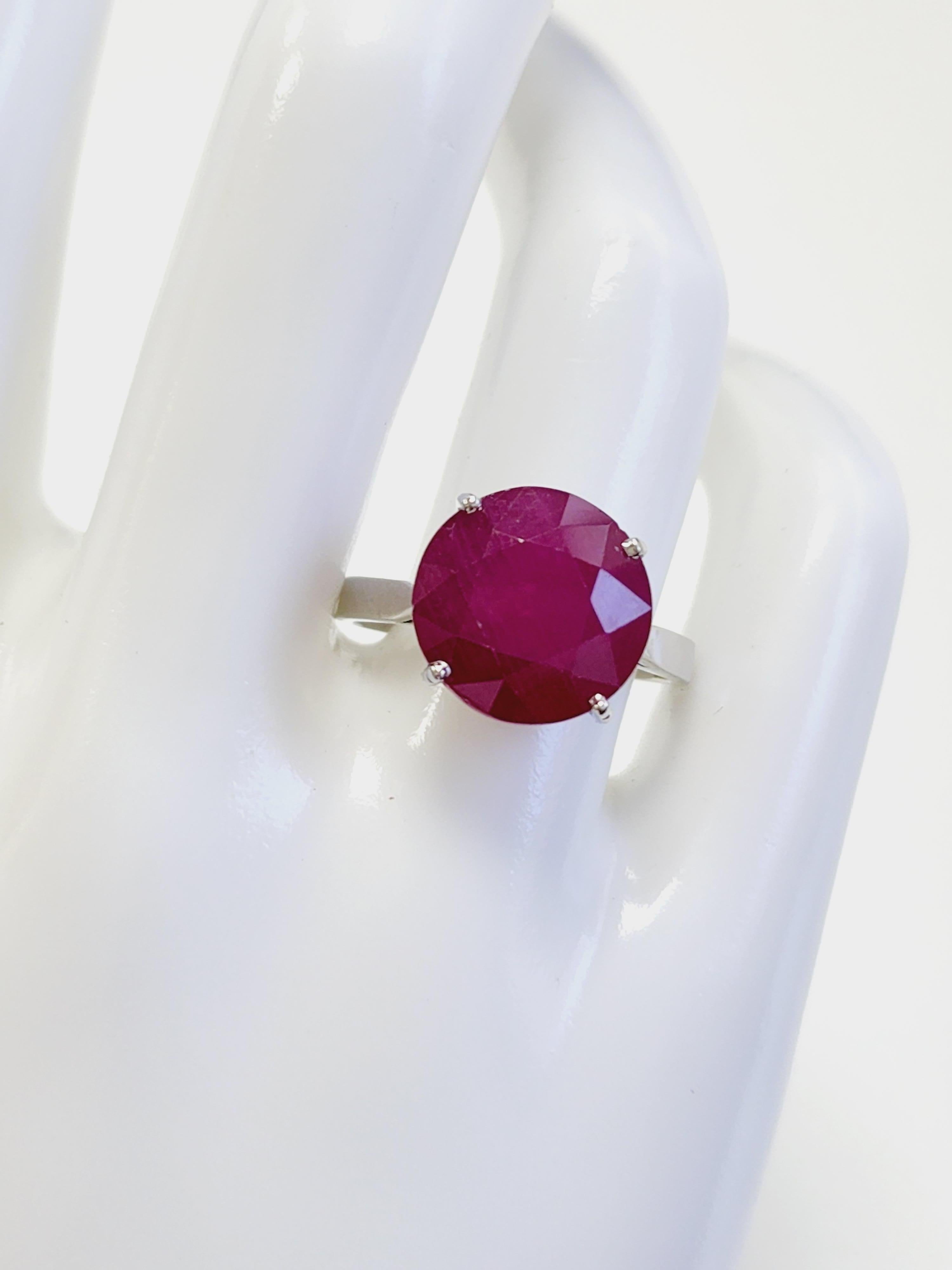 12.02 Carats Ruby Round Classic White Gold Ring 14 Karat For Sale 2