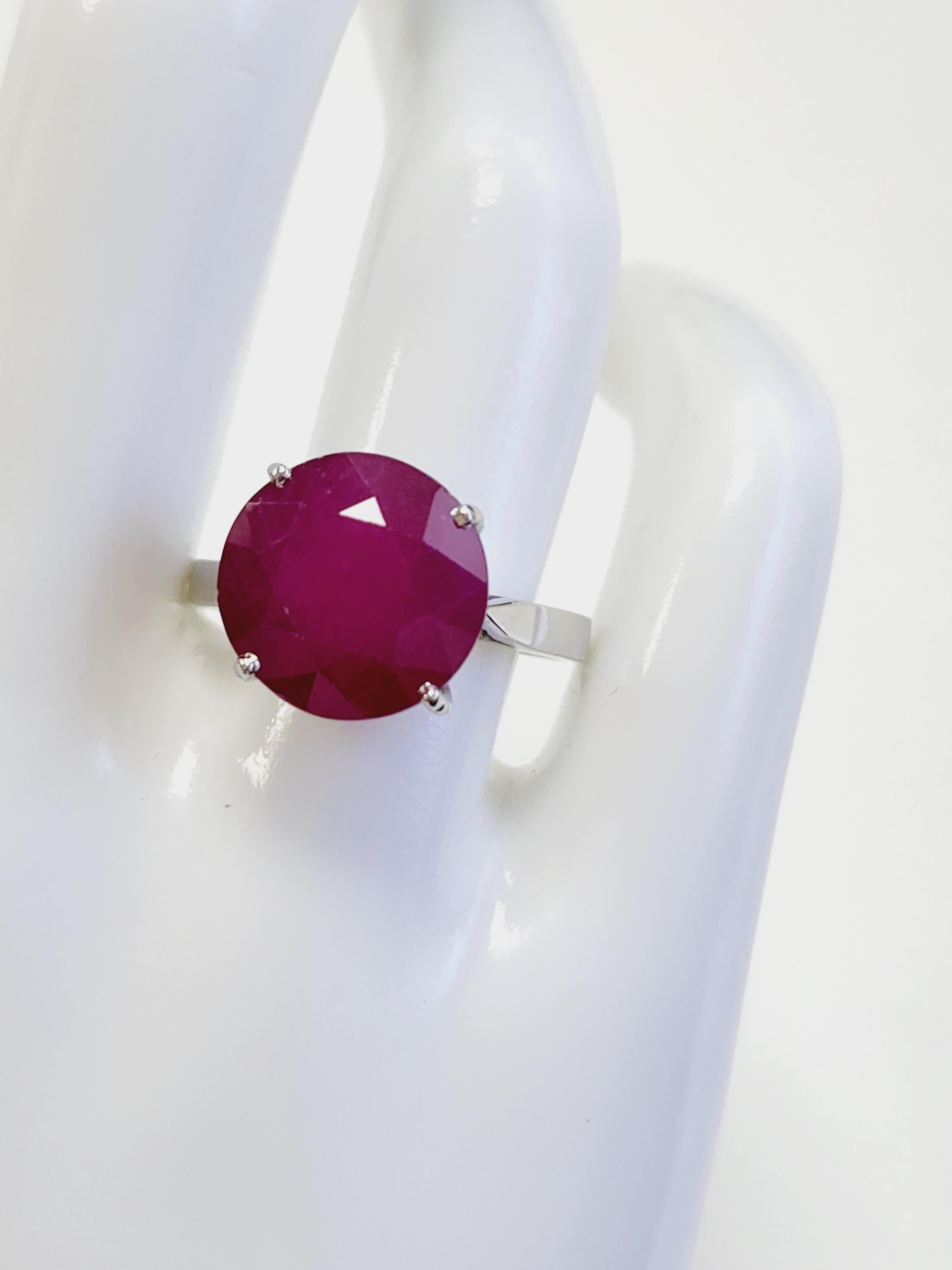 12.02 Carats Ruby Round Classic White Gold Ring 14 Karat For Sale 3