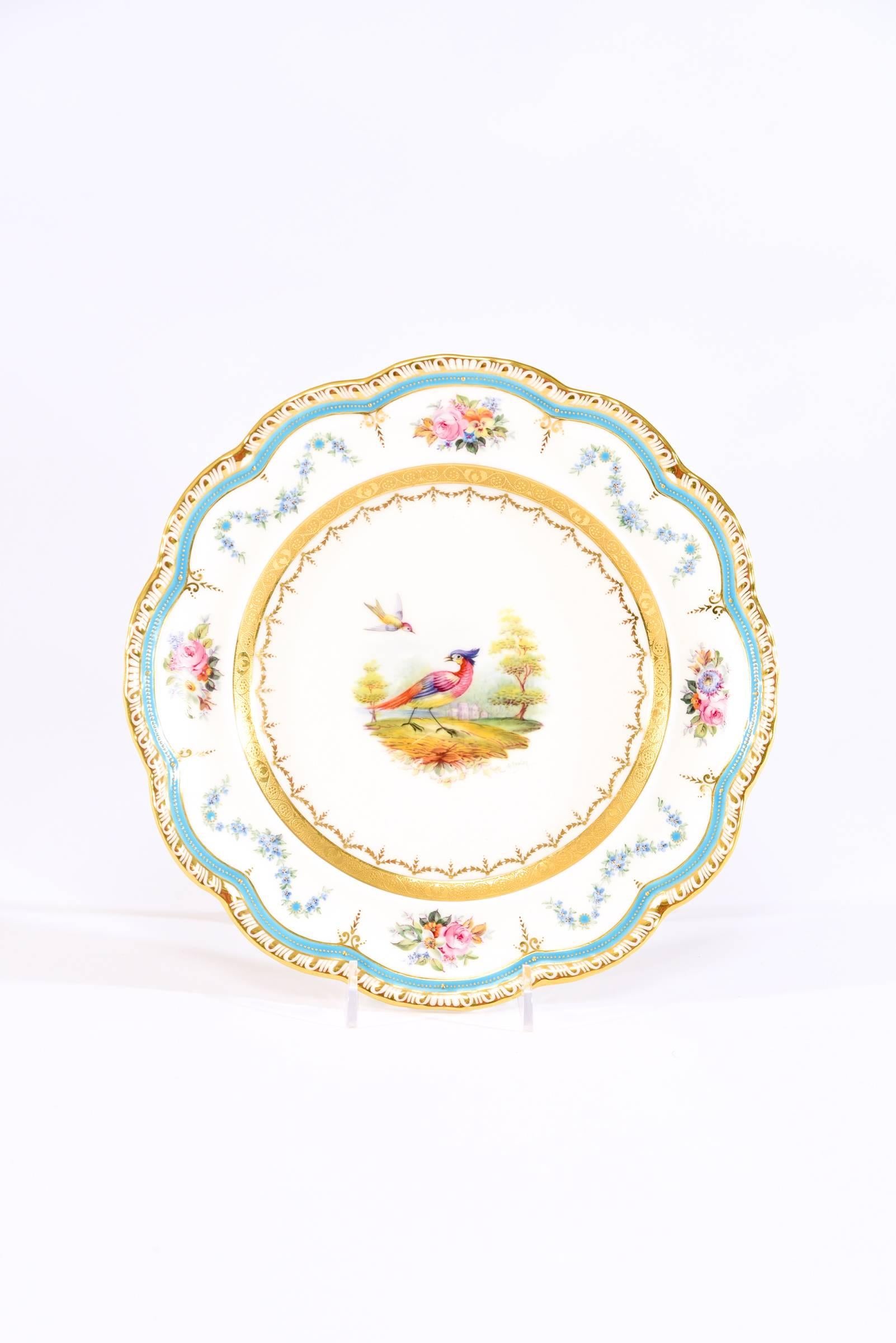 Néoclassique 12 assiettes à dessert Cauldon ornées d'oiseaux et de fleurs exotiques, peintes à la main et signées G Rowley en vente