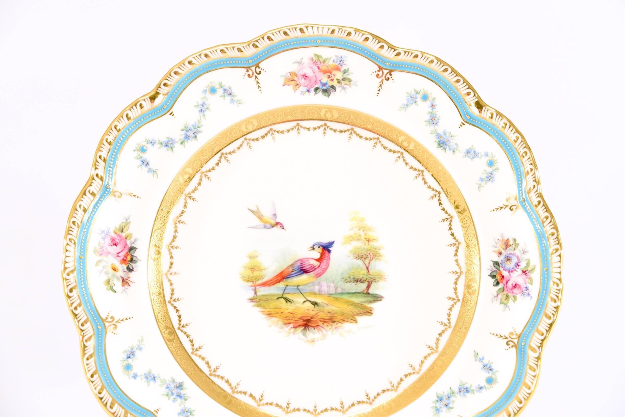 Anglais 12 assiettes à dessert Cauldon ornées d'oiseaux et de fleurs exotiques, peintes à la main et signées G Rowley en vente