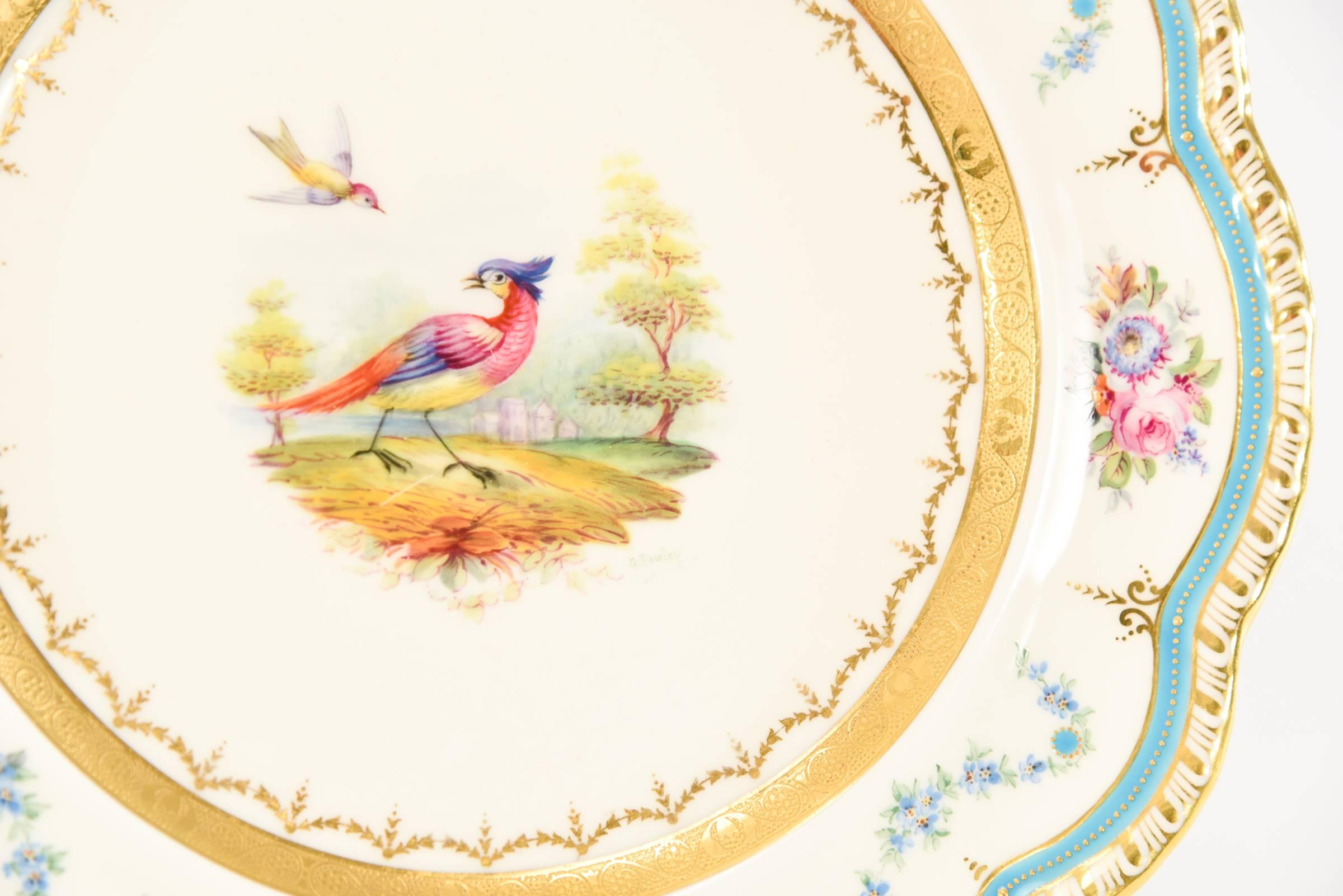 Doré 12 assiettes à dessert Cauldon ornées d'oiseaux et de fleurs exotiques, peintes à la main et signées G Rowley en vente