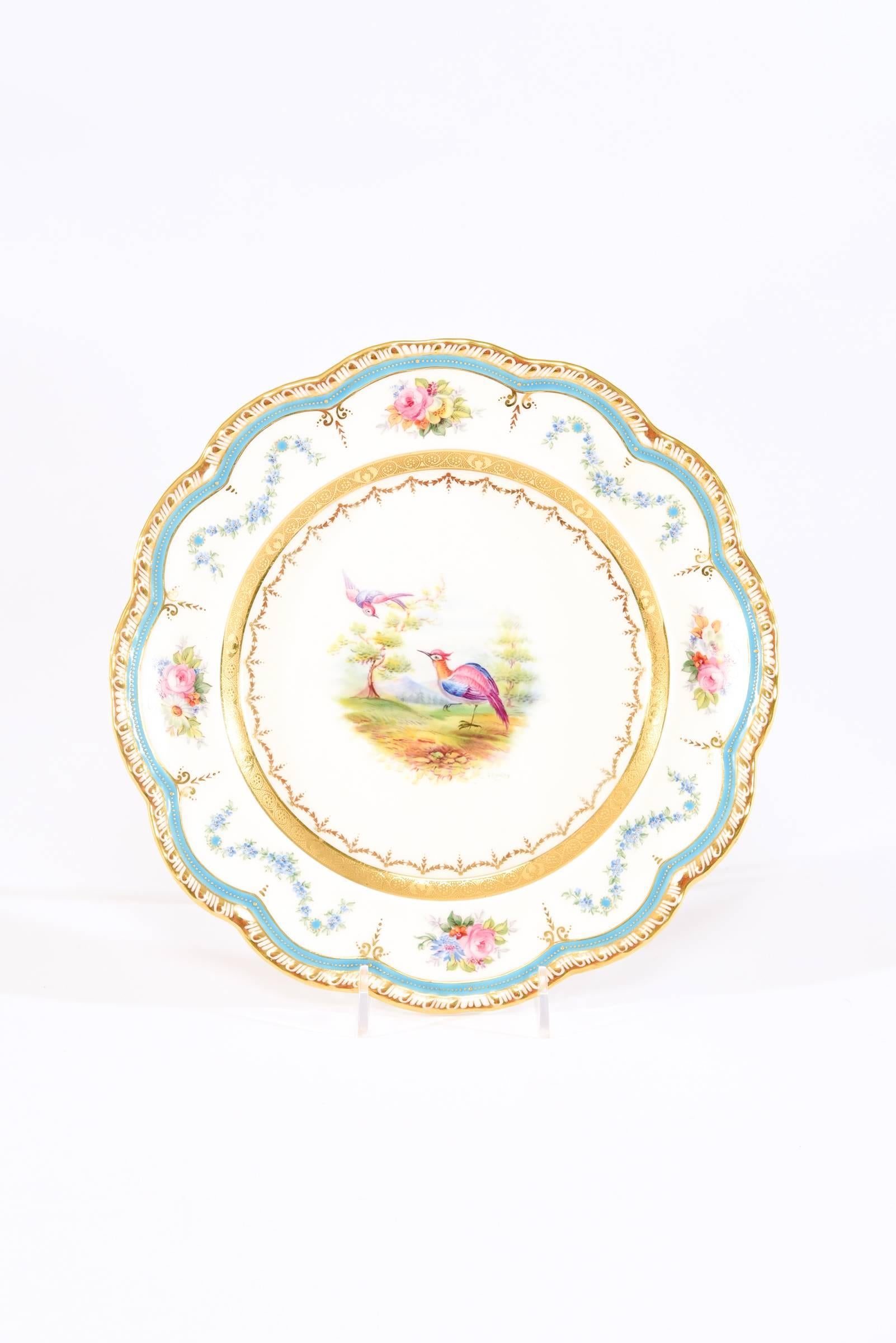 20ième siècle 12 assiettes à dessert Cauldon ornées d'oiseaux et de fleurs exotiques, peintes à la main et signées G Rowley en vente
