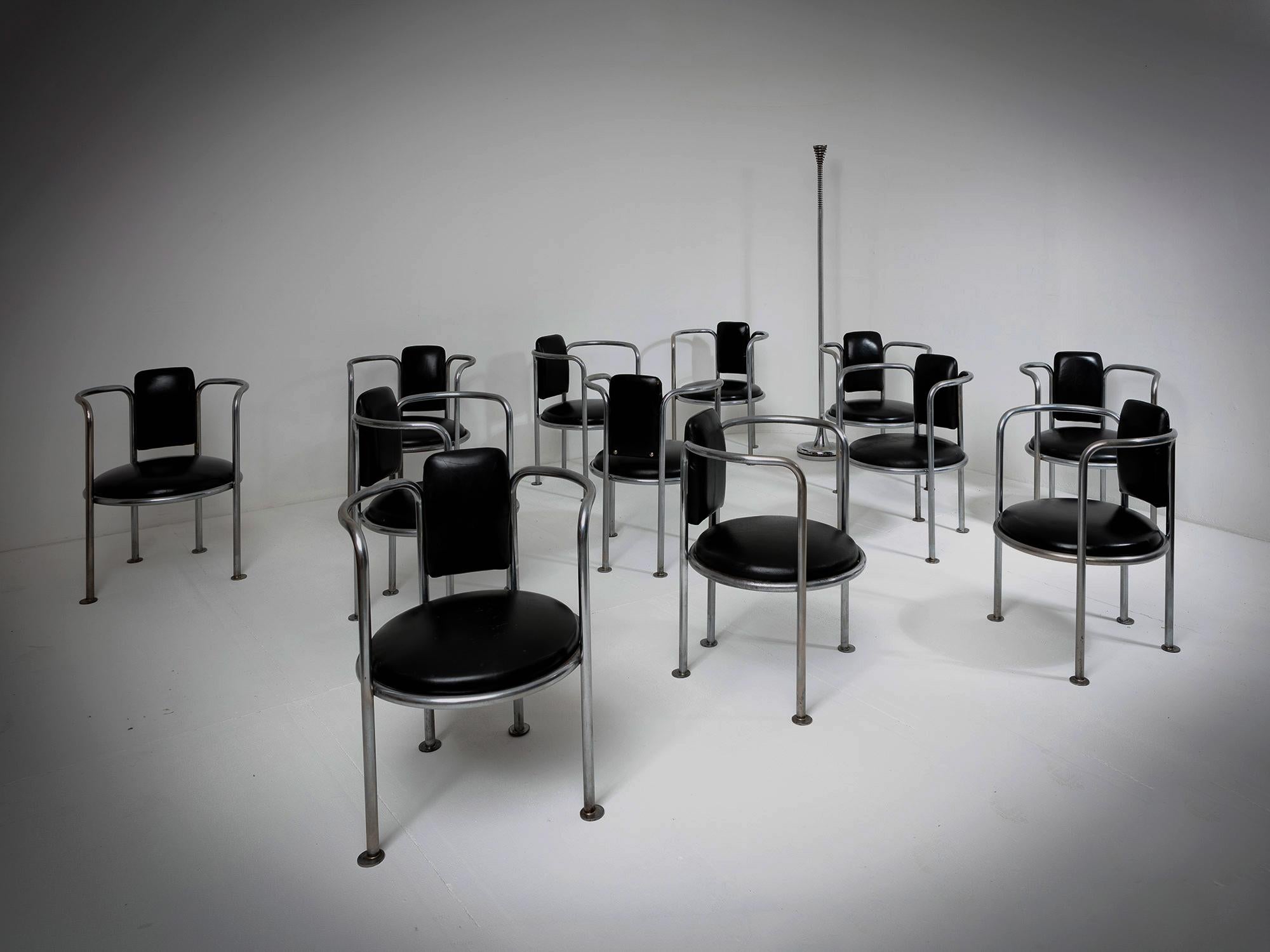 10 armchairs in the style of Gae Aulenti Locus Solus model for Poltronova.
Chrome frame and original black leather seat and back rests.
Tall armrests ensure a comfortable seat.
Available as set of 4, 6 or 10.