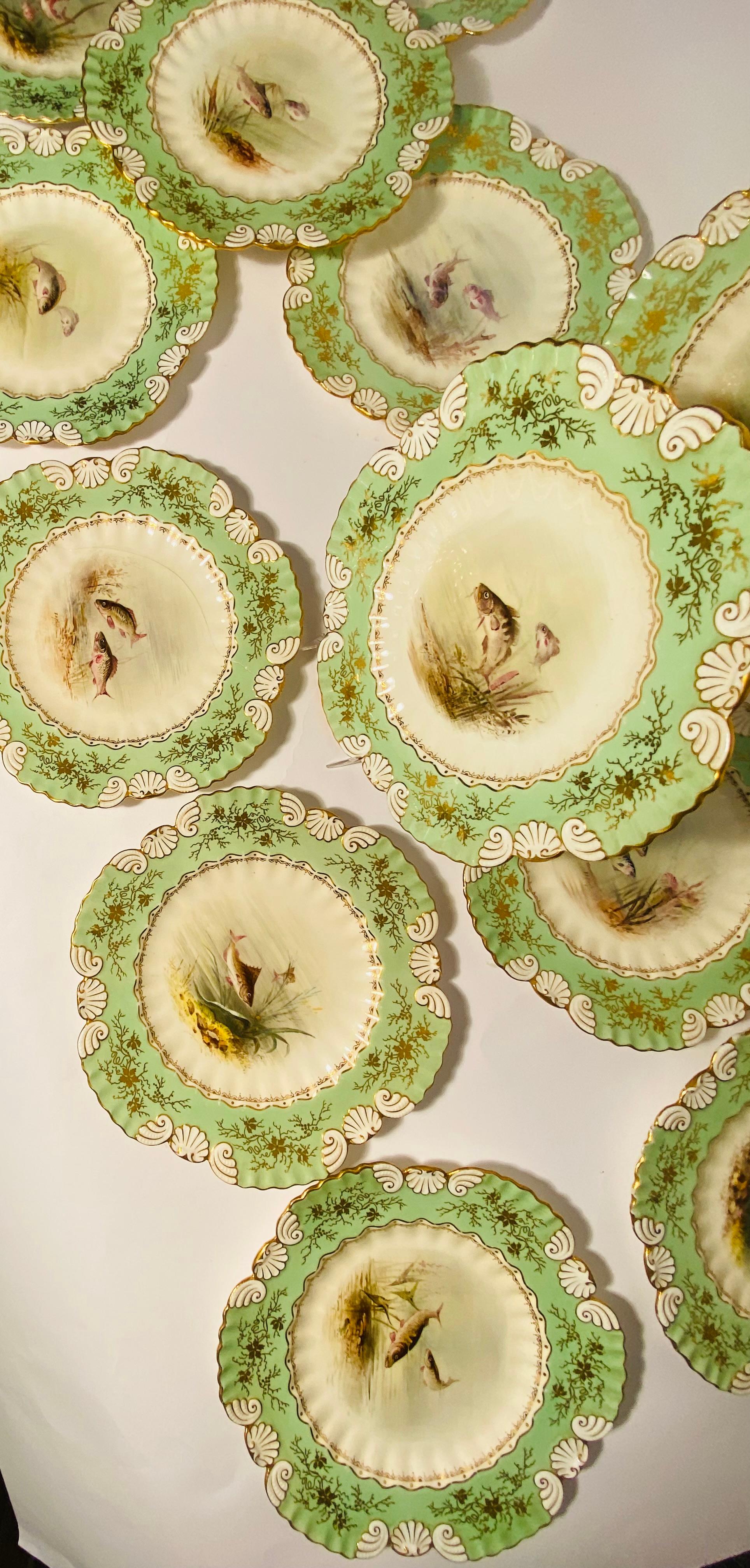 12 Piatti da pesce antichi di Coalport England, collari verdi dipinti a mano dall'artista in vendita 4