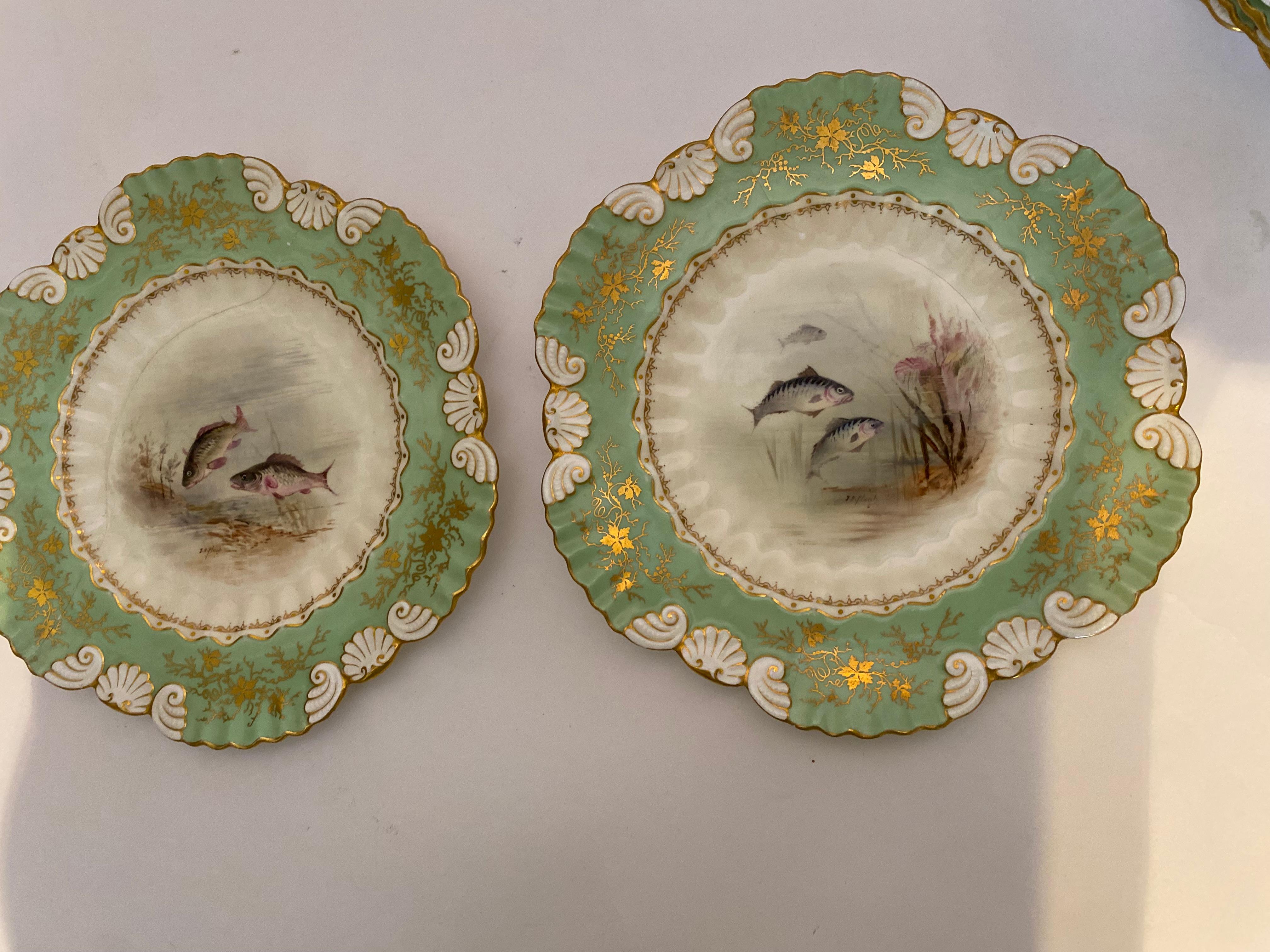 12 Piatti da pesce antichi di Coalport England, collari verdi dipinti a mano dall'artista in vendita 5