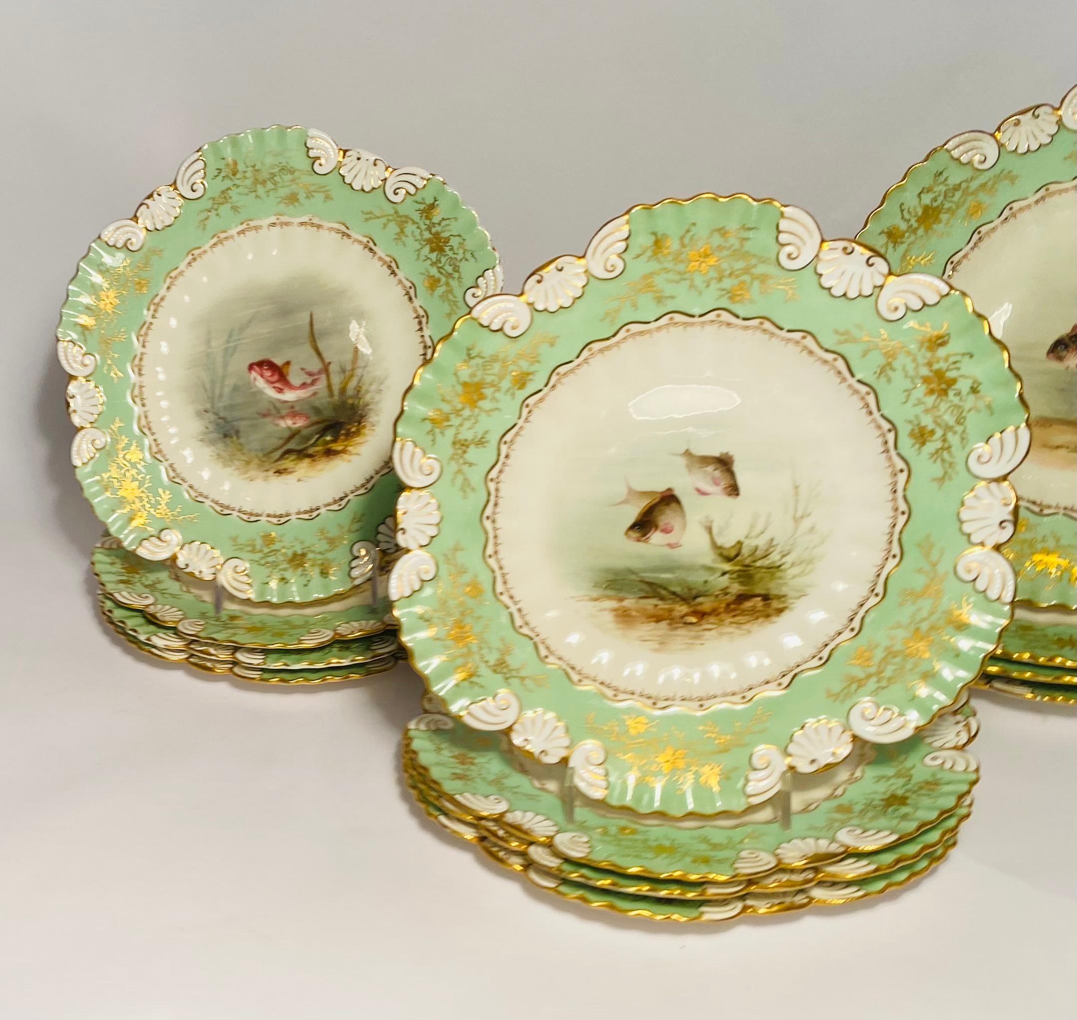 Un fantastico set di piatti da pesce di una delle nostre fabbriche preferite della Gilded Age, Coalport, Inghilterra. Ordinati su misura dal rivenditore newyorkese Davis Collamore nei primi anni del 1900, sono tutti dipinti a mano e firmati