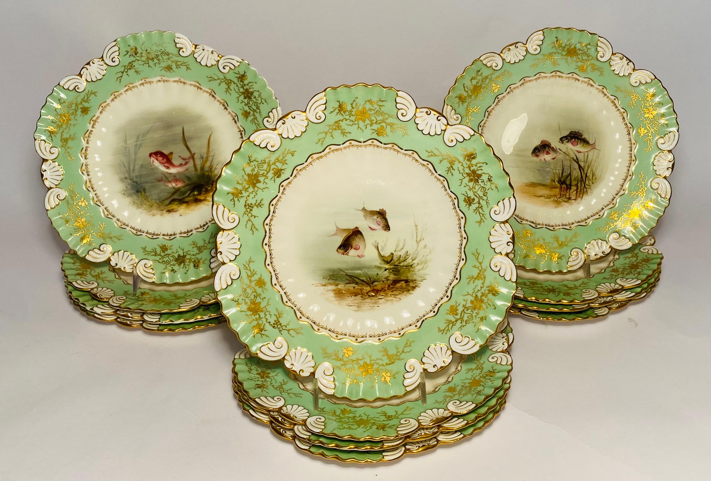 Fatto a mano 12 Piatti da pesce antichi di Coalport England, collari verdi dipinti a mano dall'artista in vendita