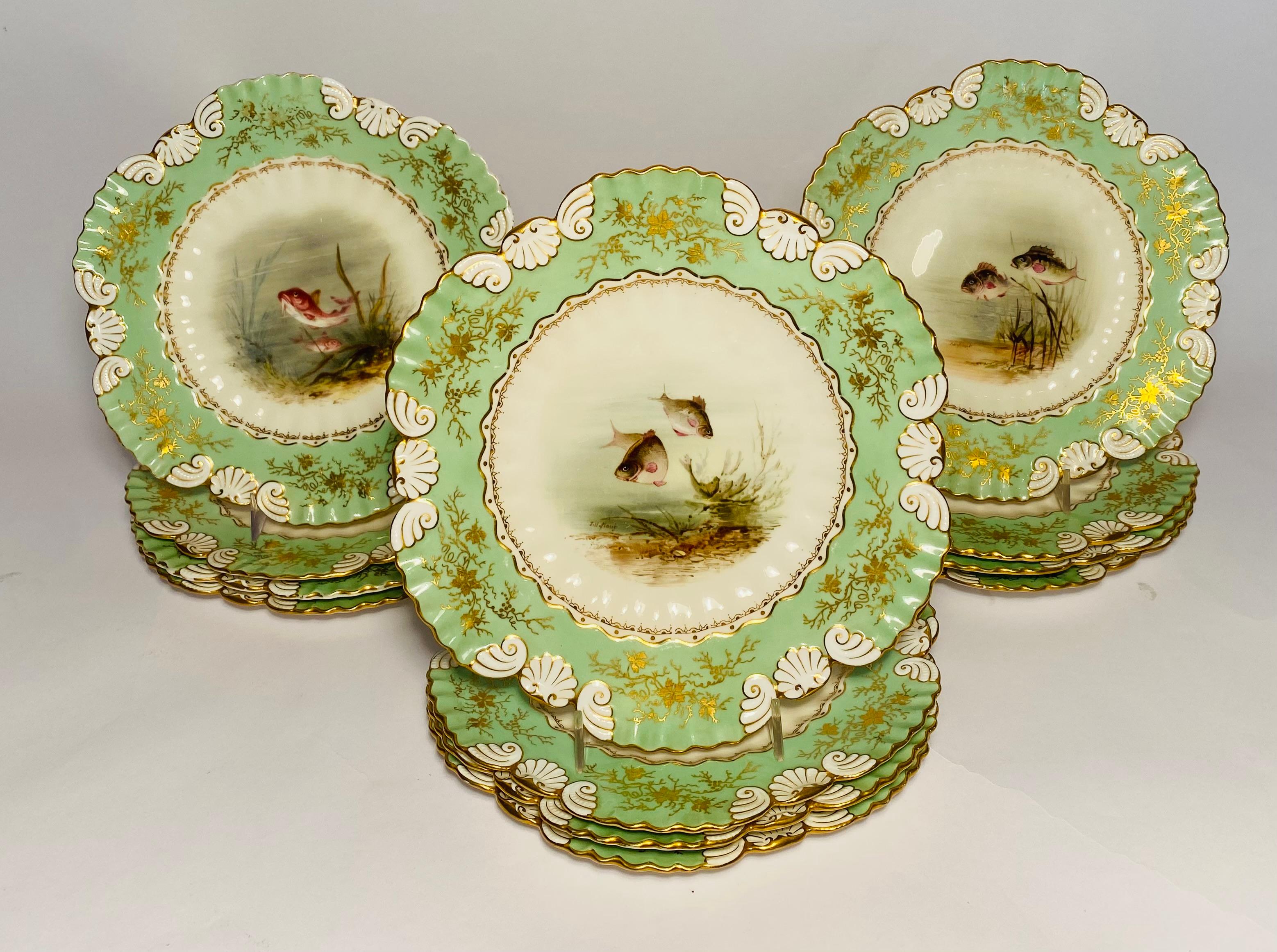 12 Piatti da pesce antichi di Coalport England, collari verdi dipinti a mano dall'artista In condizioni buone in vendita a West Palm Beach, FL