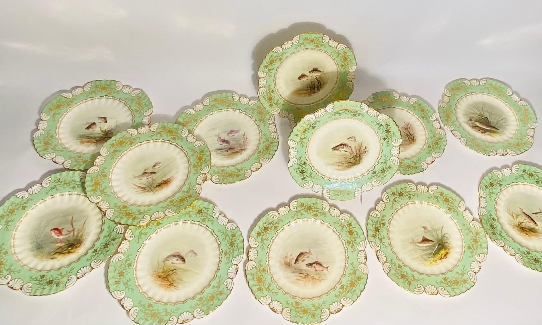 Inizio XX secolo 12 Piatti da pesce antichi di Coalport England, collari verdi dipinti a mano dall'artista in vendita
