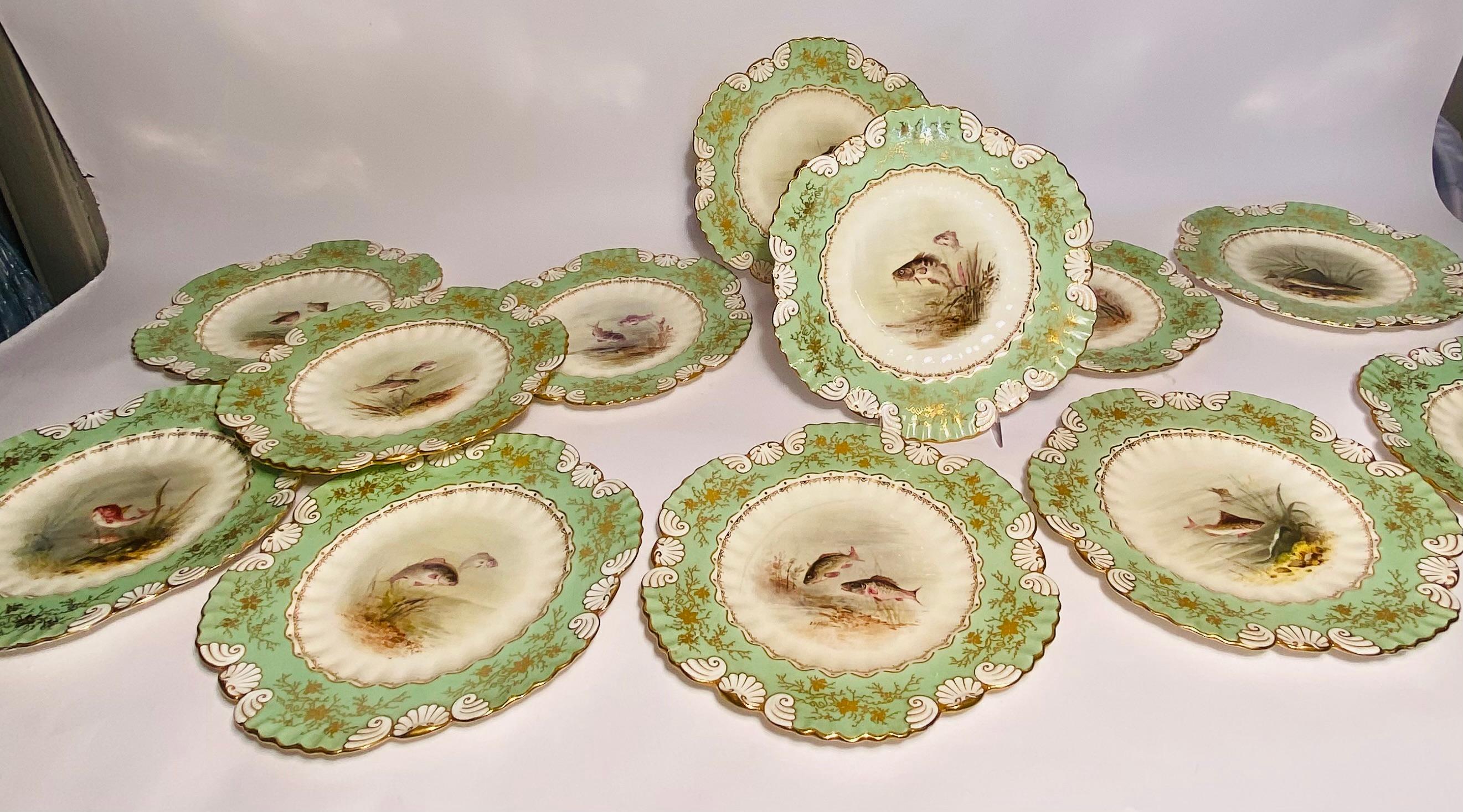 12 Piatti da pesce antichi di Coalport England, collari verdi dipinti a mano dall'artista in vendita 2