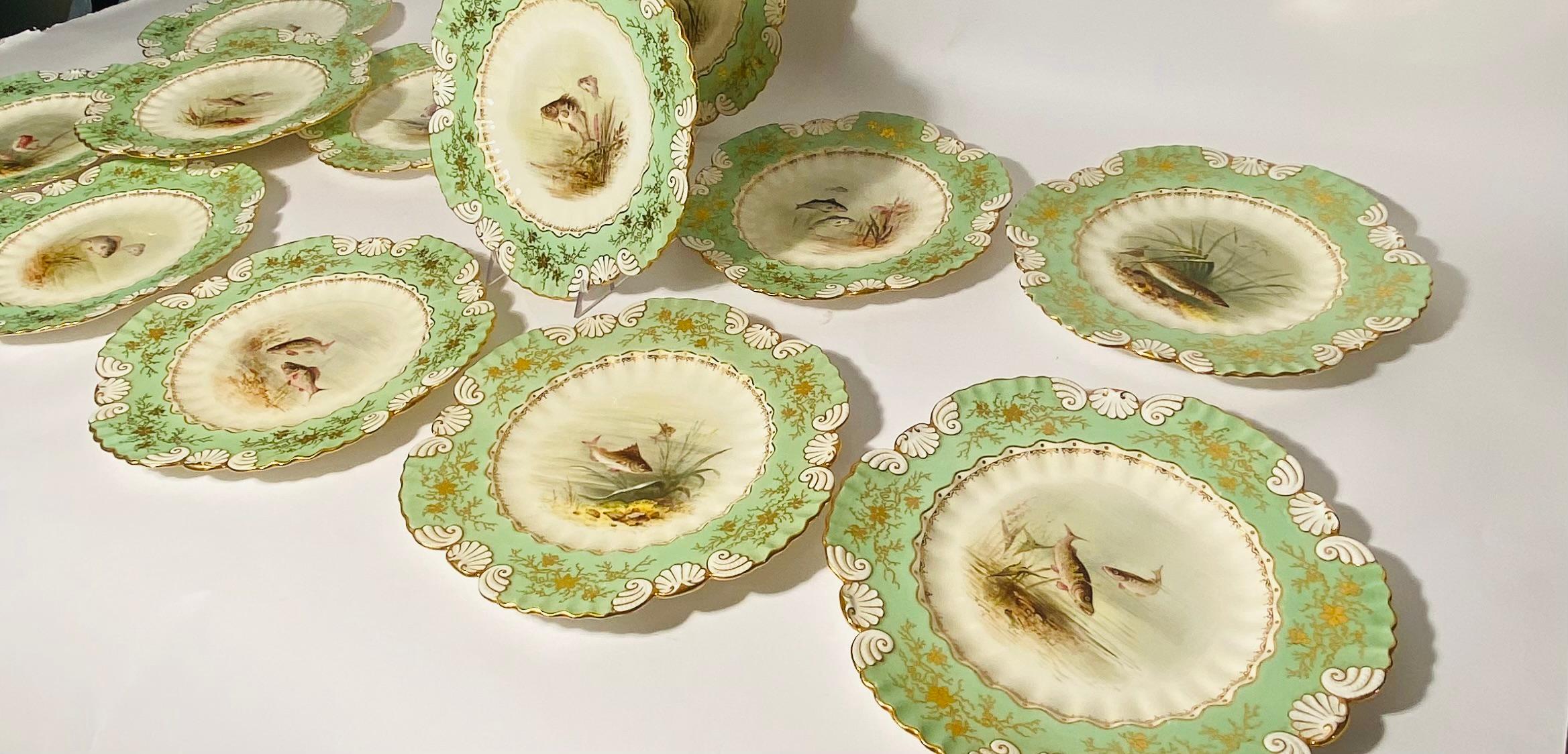 12 Piatti da pesce antichi di Coalport England, collari verdi dipinti a mano dall'artista in vendita 3