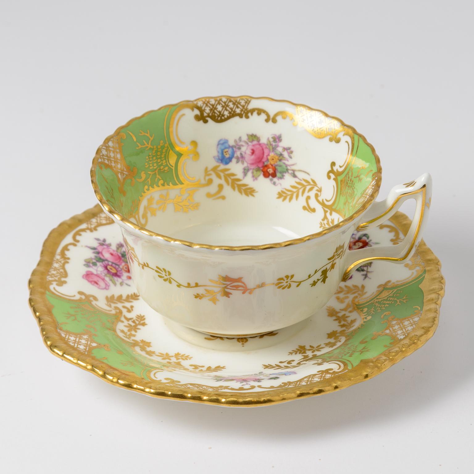 Inizio XX secolo 12 tazze e 12 piattini Coalport England, 24 pezzi verdi dipinti a mano con fiori in vendita