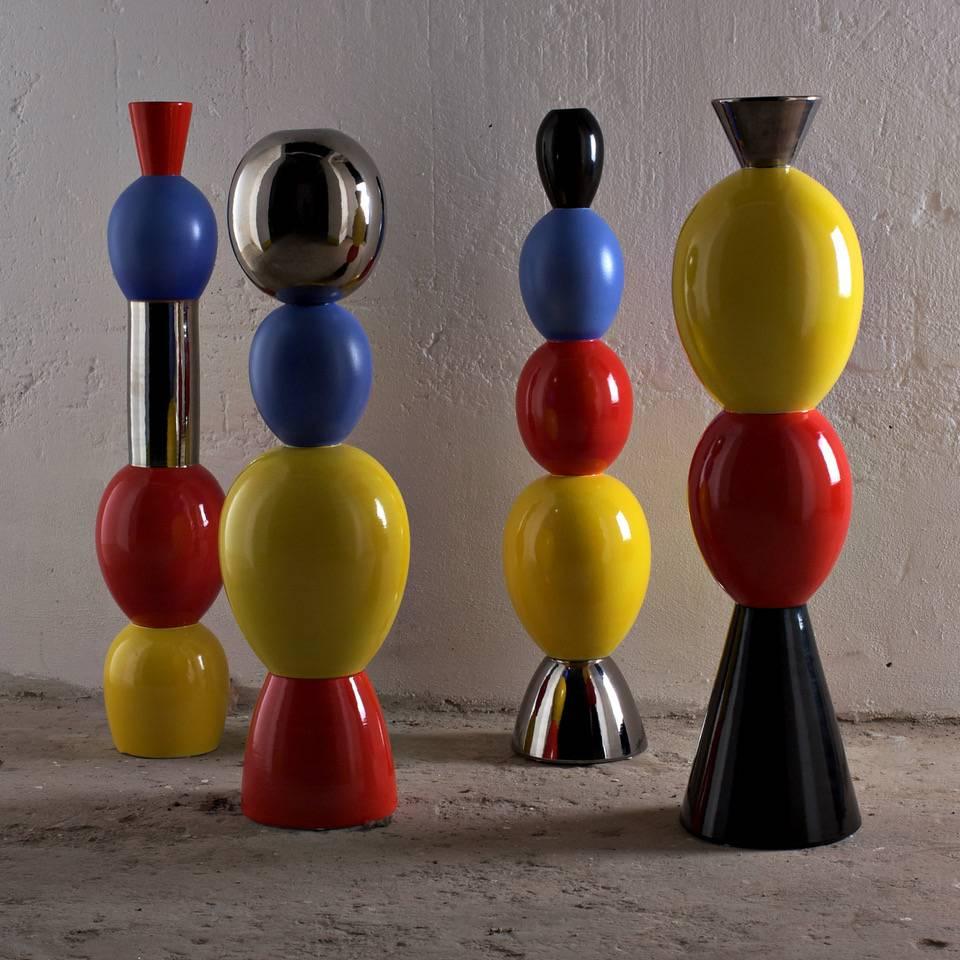 Vier Keramikskulpturen der Kollektion 12 Colonne, entworfen von Alessandro Mendini und hergestellt von Superego Editions. Kleines Modell. Limitierte Auflage von 50 Stück. Signiert und nummeriert.

Biografie
Alessandro Mendini wurde 1931 in Mailand