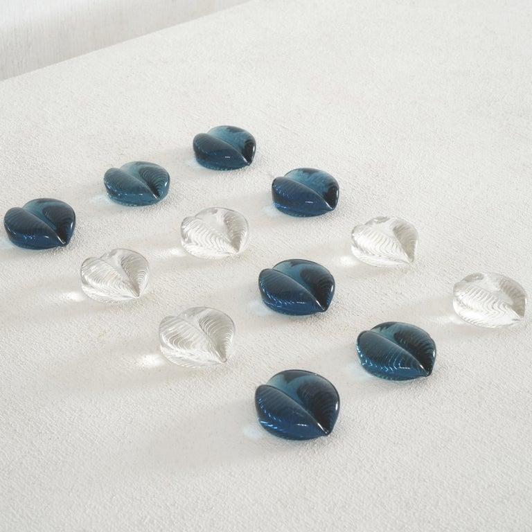 Bel ensemble de deux porte-couteaux ou porte-cartes en verre de Pukeberg Suède, datant du milieu du siècle dernier. Des couleurs éclatantes et une forme naturelle de coquillage. Le motif est attribué à Eva Englund (1937-1998), une artiste verrière