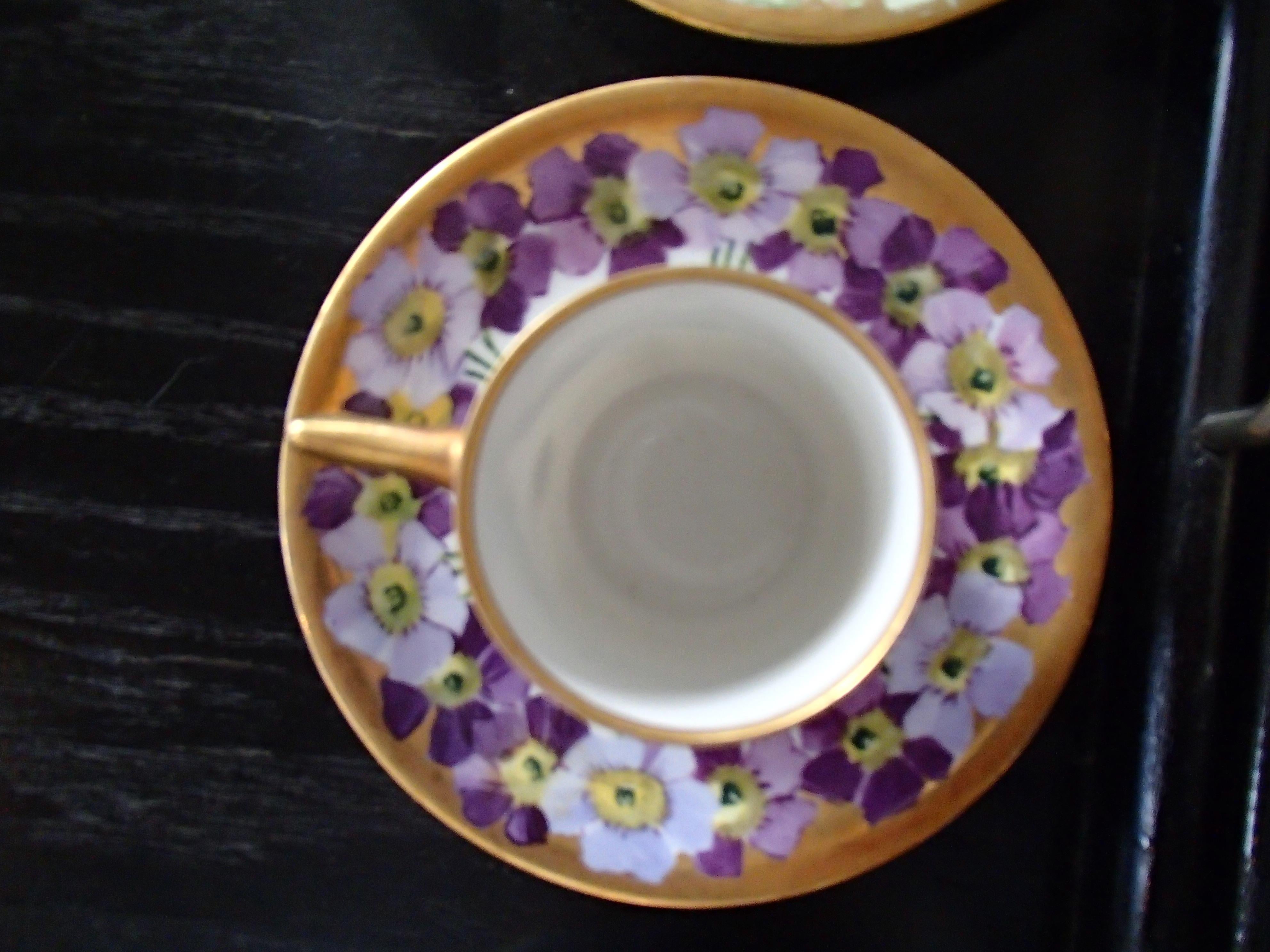 12 farbenfrohe Moccacups mit violetten Violett Hutschenreuther Selb Bavaria (Handbemalt) im Angebot