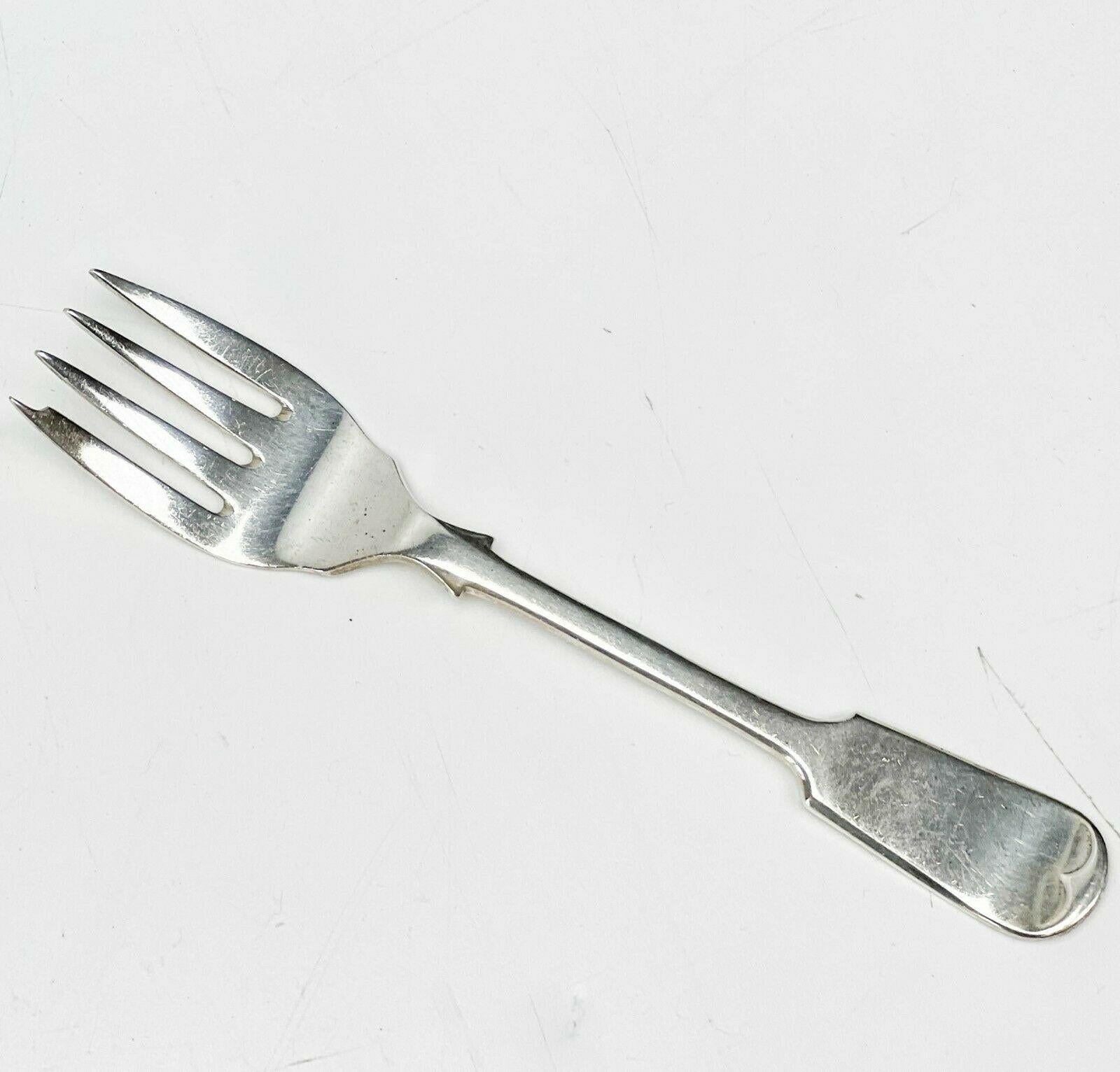 12 Cooper & Sons Ltd English sterling silver fish forks fiddle pattern, 1947

Underside with Sheffield silver hallmarks.

Additional information:
Composition: Sterling Silver 
Type: Fork
Dimension: 6.25 inches length
Weight: 20.06 ozt