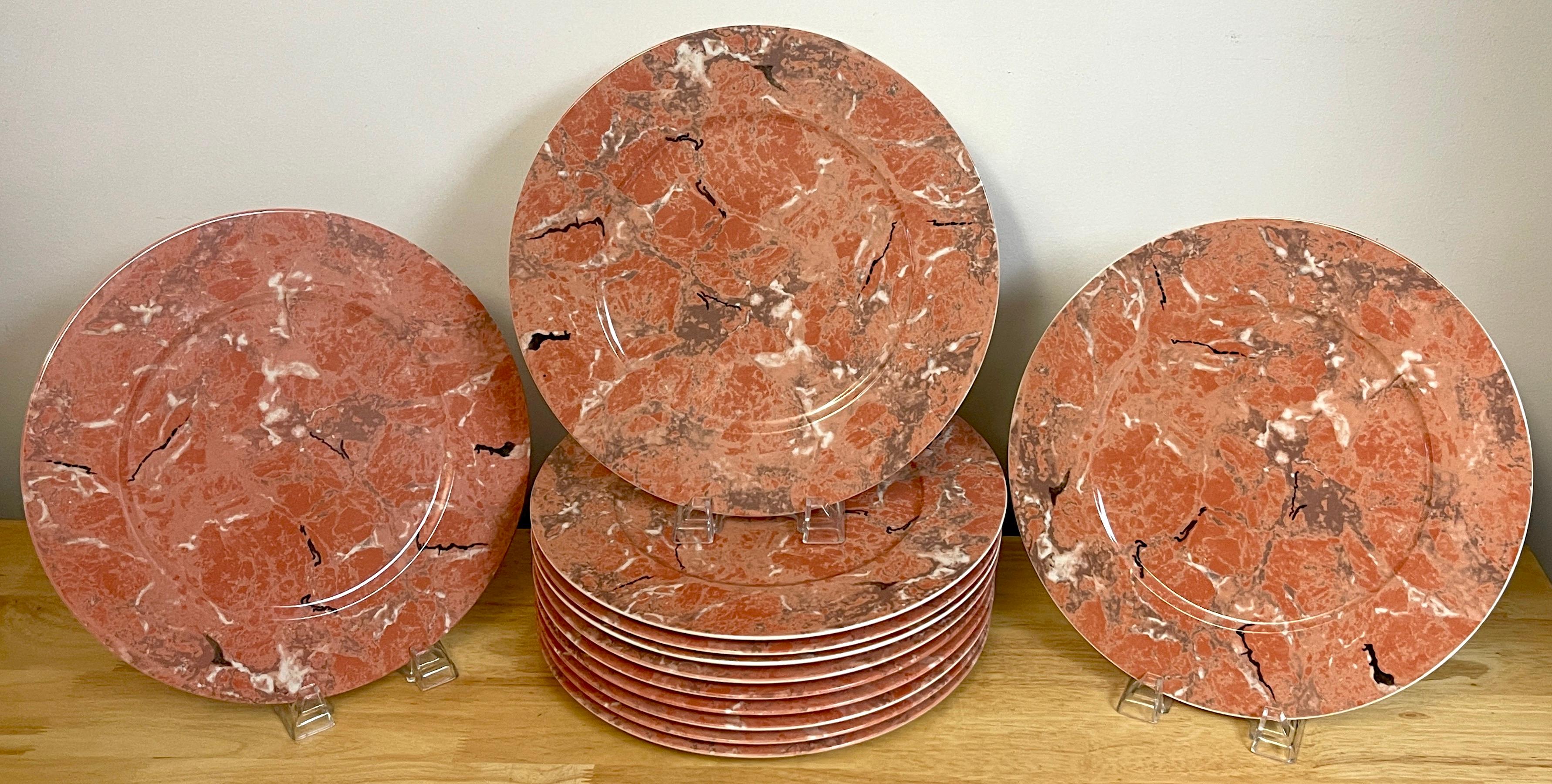 12 assiettes de service en marbre de couleur corail de Villeroy & Boch, chacune décorée de façon réaliste pour ressembler au marbre. Marqué Villeroy & Boch 'Luxembourg'.