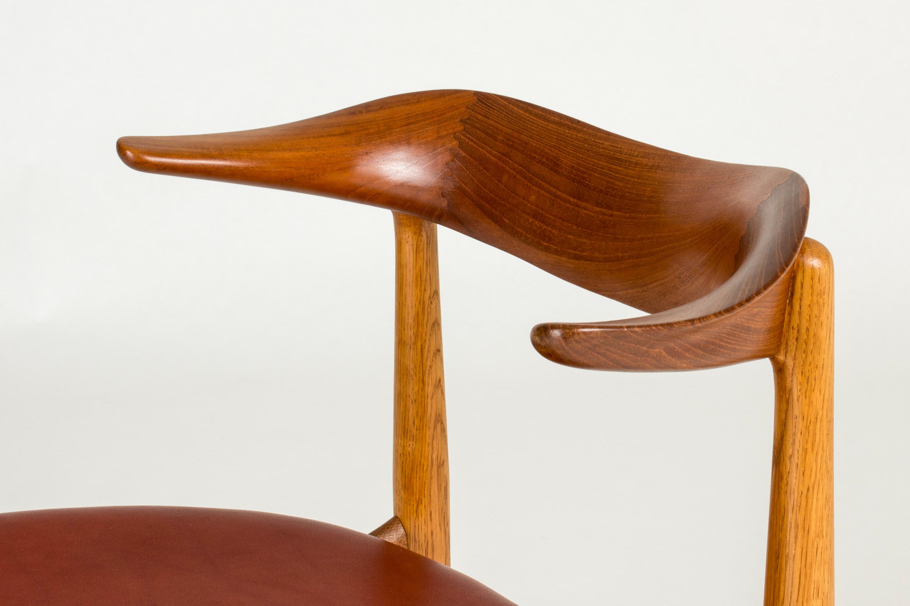 Milieu du XXe siècle 12 chaises de salle à manger 
